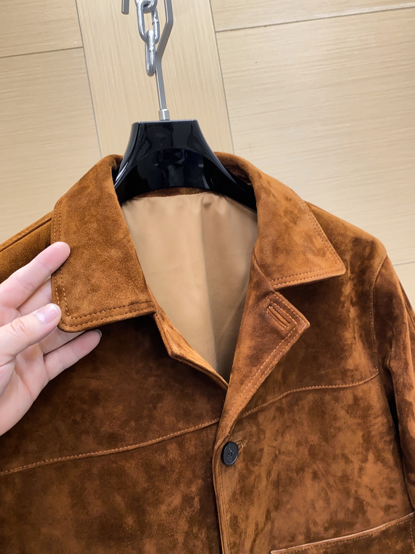 P1660 🖤Prada这款咖色麂皮绒面夹克， 采用南非混种小羊皮！质感高级又低调，复古品牌刻字牛角扣+明线细节，立体感满满✨。多口袋设计，实用又有型，箱型廓形剪裁，商务or休闲都能轻松驾驭。丝绒面料硬挺，秋冬穿超有氛围感，搭配西装裤或牛仔裤都很出彩！通勤、日常、轻正式场合都能hold住，是2025春夏热门单品之一～尺码：48-56