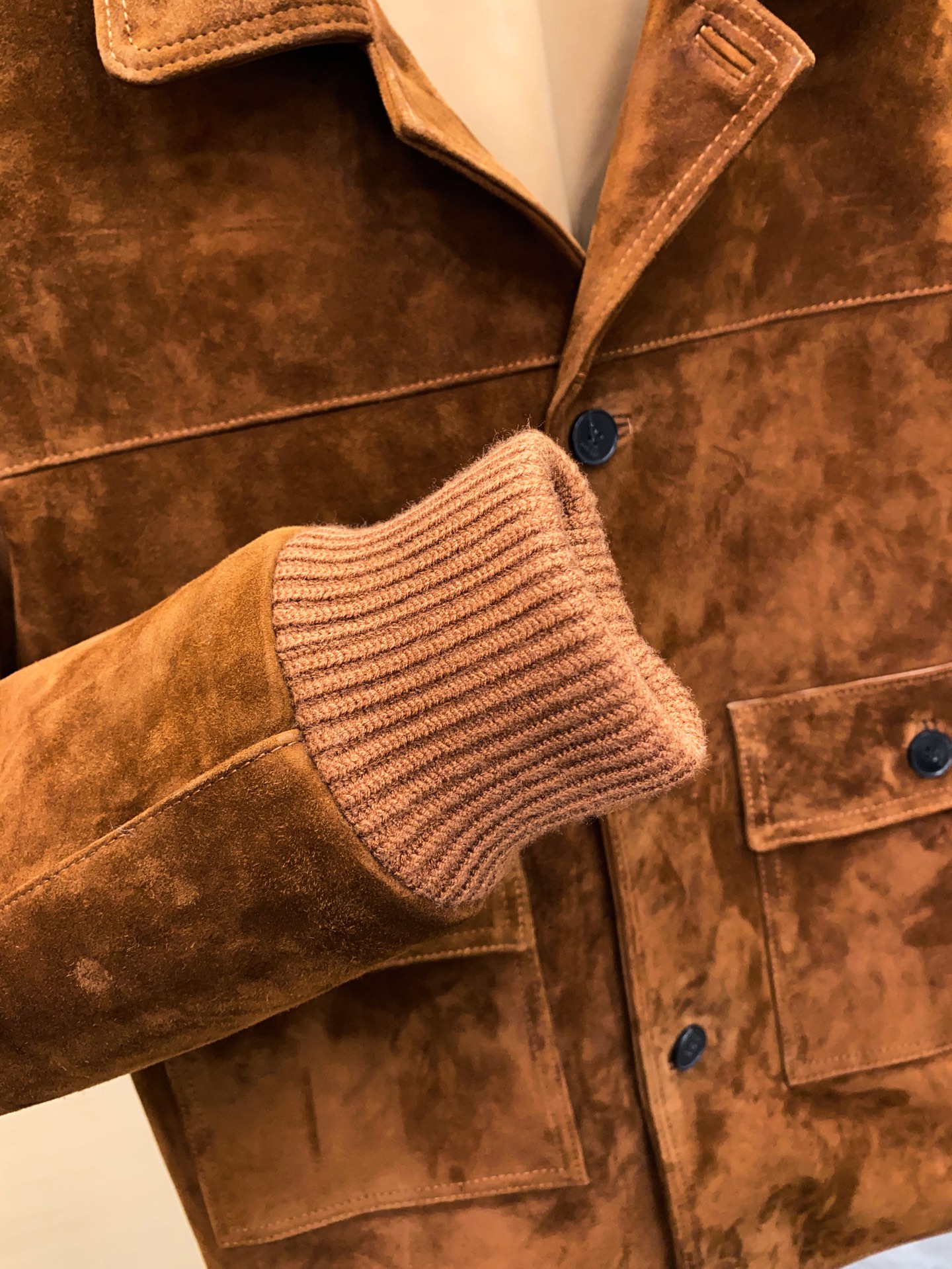 P1660 🖤Prada这款咖色麂皮绒面夹克， 采用南非混种小羊皮！质感高级又低调，复古品牌刻字牛角扣+明线细节，立体感满满✨。多口袋设计，实用又有型，箱型廓形剪裁，商务or休闲都能轻松驾驭。丝绒面料硬挺，秋冬穿超有氛围感，搭配西装裤或牛仔裤都很出彩！通勤、日常、轻正式场合都能hold住，是2025春夏热门单品之一～尺码：48-56