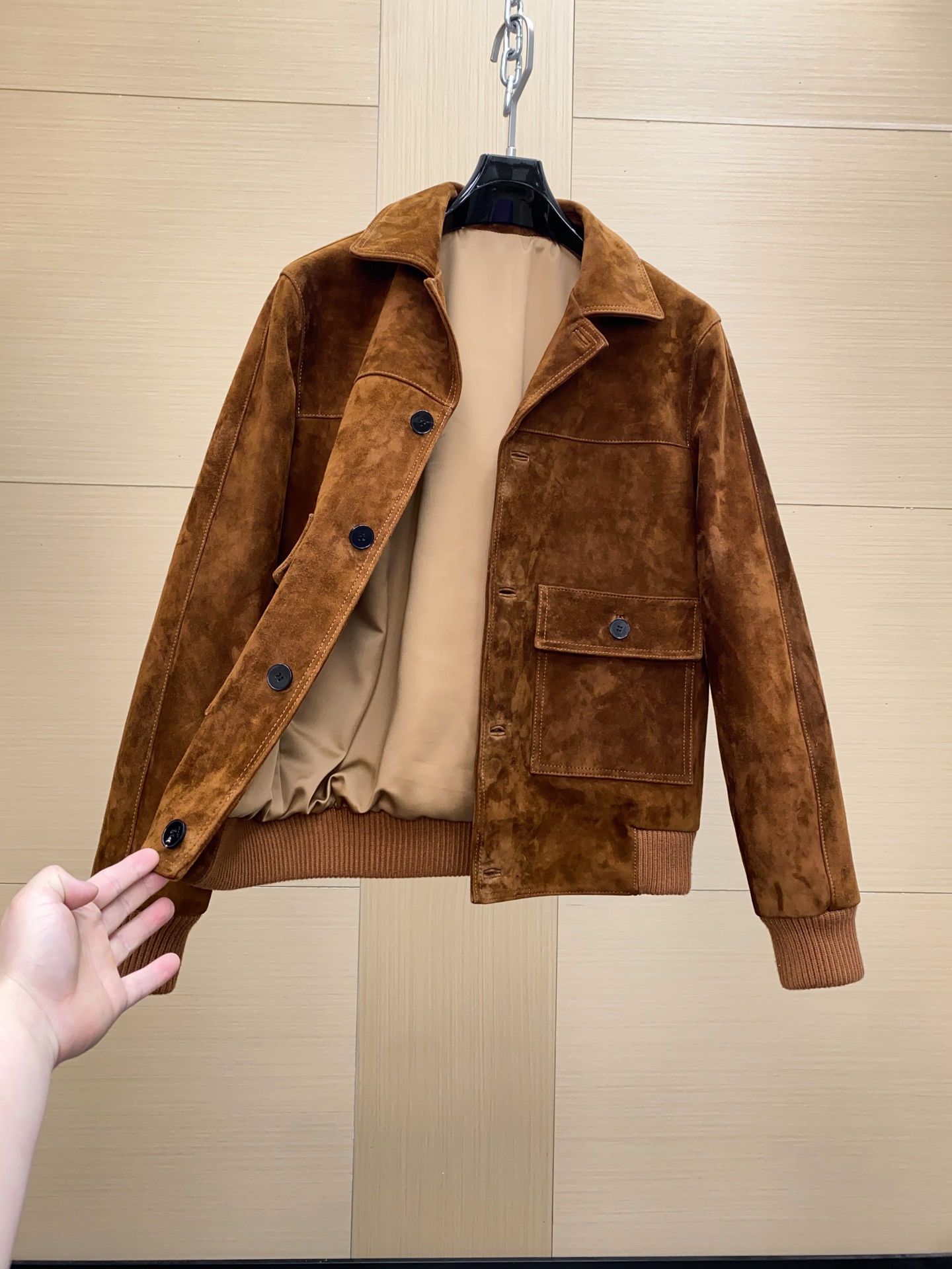 P1660 🖤Prada这款咖色麂皮绒面夹克， 采用南非混种小羊皮！质感高级又低调，复古品牌刻字牛角扣+明线细节，立体感满满✨。多口袋设计，实用又有型，箱型廓形剪裁，商务or休闲都能轻松驾驭。丝绒面料硬挺，秋冬穿超有氛围感，搭配西装裤或牛仔裤都很出彩！通勤、日常、轻正式场合都能hold住，是2025春夏热门单品之一～尺码：48-56
