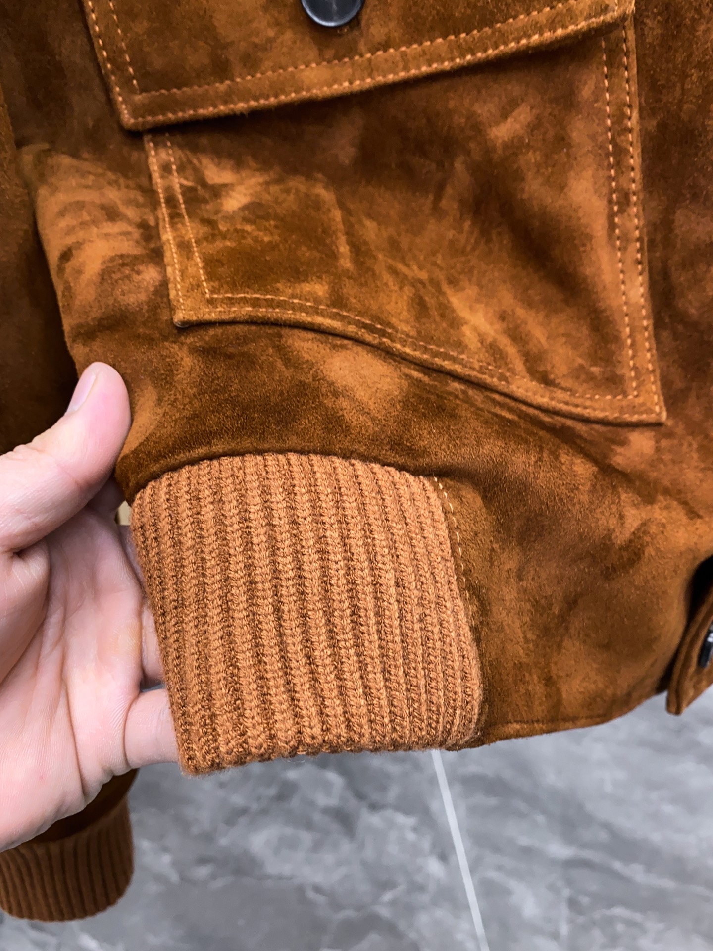 P1660 🖤Prada这款咖色麂皮绒面夹克， 采用南非混种小羊皮！质感高级又低调，复古品牌刻字牛角扣+明线细节，立体感满满✨。多口袋设计，实用又有型，箱型廓形剪裁，商务or休闲都能轻松驾驭。丝绒面料硬挺，秋冬穿超有氛围感，搭配西装裤或牛仔裤都很出彩！通勤、日常、轻正式场合都能hold住，是2025春夏热门单品之一～尺码：48-56