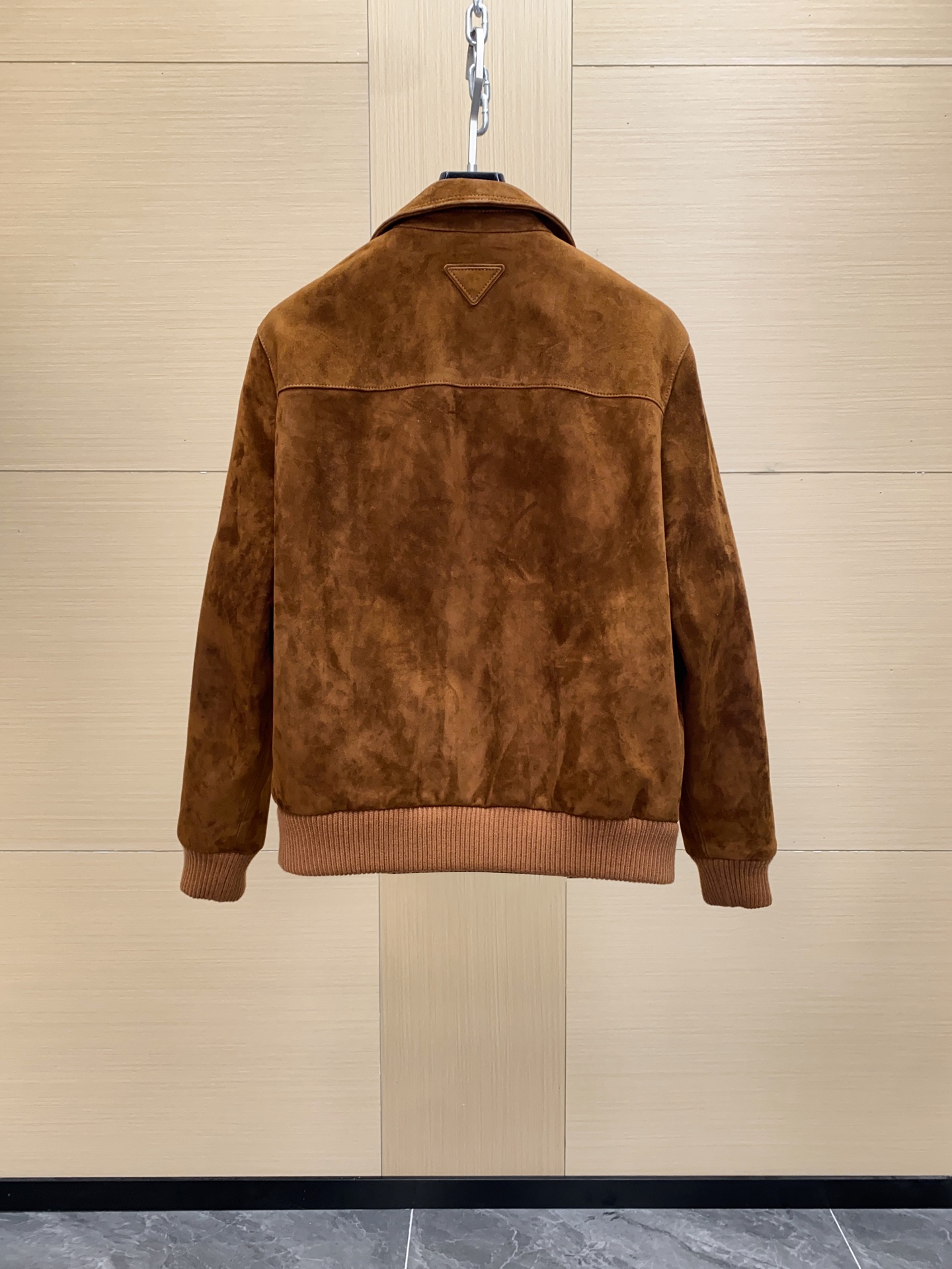 P1660 🖤Prada这款咖色麂皮绒面夹克， 采用南非混种小羊皮！质感高级又低调，复古品牌刻字牛角扣+明线细节，立体感满满✨。多口袋设计，实用又有型，箱型廓形剪裁，商务or休闲都能轻松驾驭。丝绒面料硬挺，秋冬穿超有氛围感，搭配西装裤或牛仔裤都很出彩！通勤、日常、轻正式场合都能hold住，是2025春夏热门单品之一～尺码：48-56