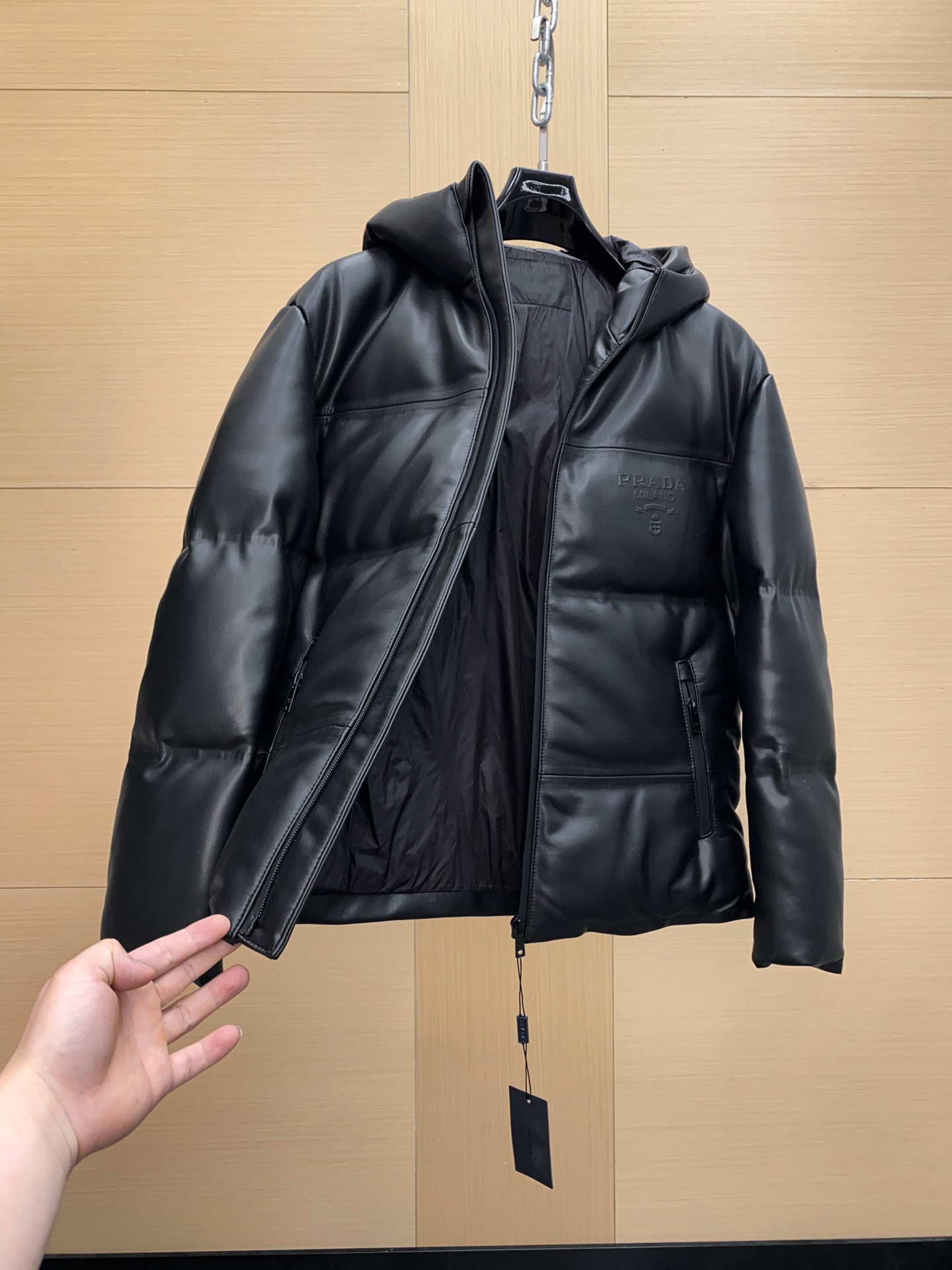 P1660 P家 PRADA/普拉达经典冲锋衣改良型皮羽绒服风格，内充160g的白鸭绒，保暖性十足，又不会臃肿。进口的顶级绵羊皮，质感好到超乎想象，柔润细腻有质感立体且修身到位。尺码：48-56 