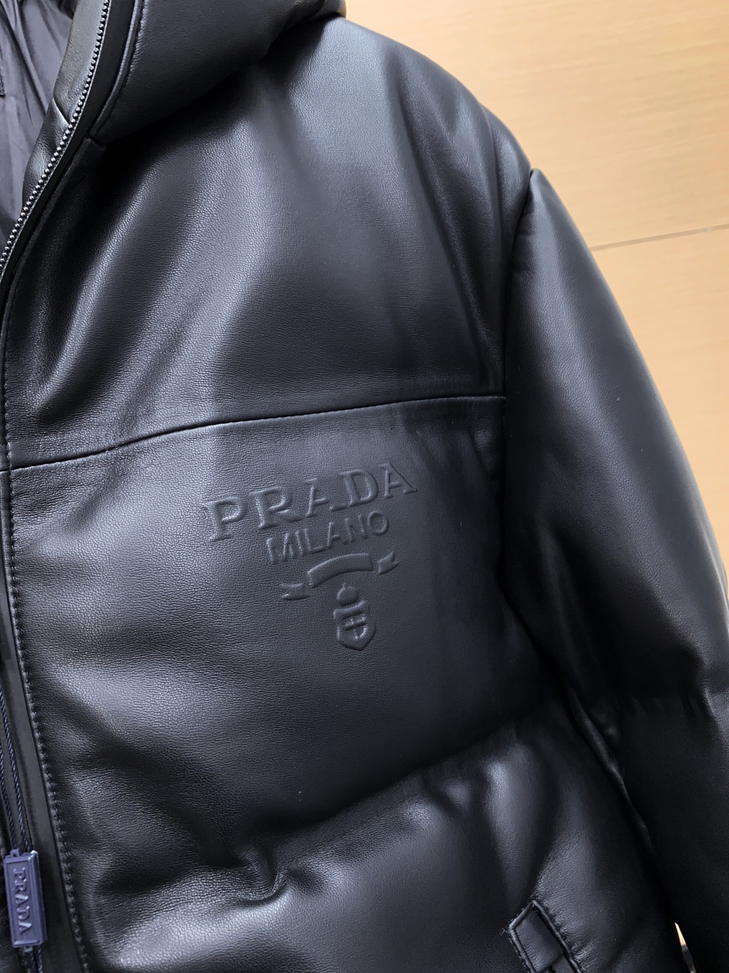 P1660 P家 PRADA/普拉达经典冲锋衣改良型皮羽绒服风格，内充160g的白鸭绒，保暖性十足，又不会臃肿。进口的顶级绵羊皮，质感好到超乎想象，柔润细腻有质感立体且修身到位。尺码：48-56 