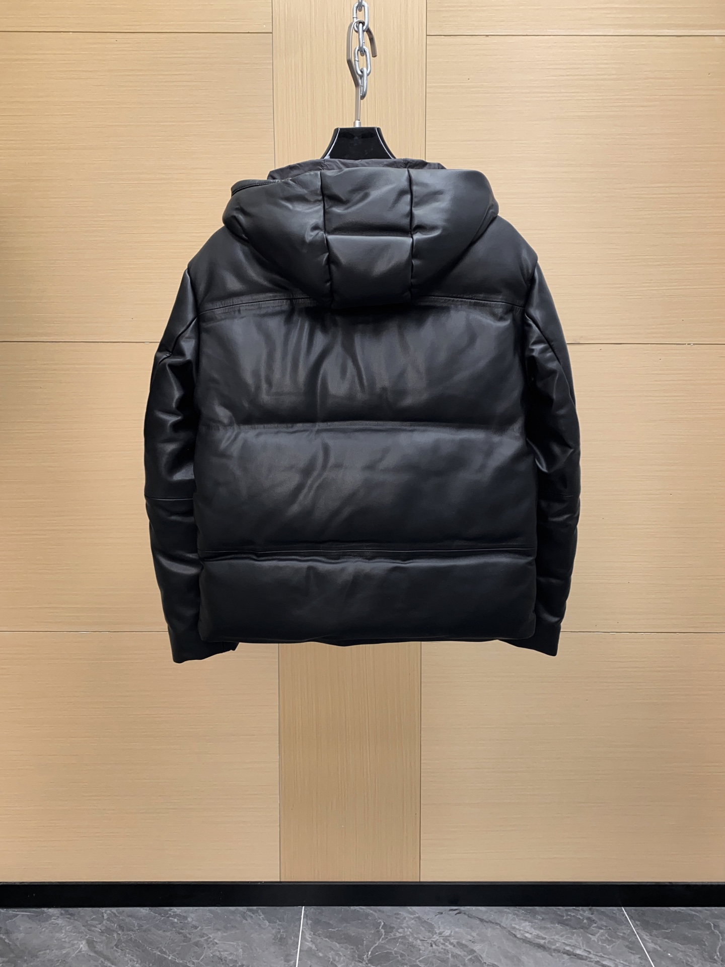 P1660 P家 PRADA/普拉达经典冲锋衣改良型皮羽绒服风格，内充160g的白鸭绒，保暖性十足，又不会臃肿。进口的顶级绵羊皮，质感好到超乎想象，柔润细腻有质感立体且修身到位。尺码：48-56 