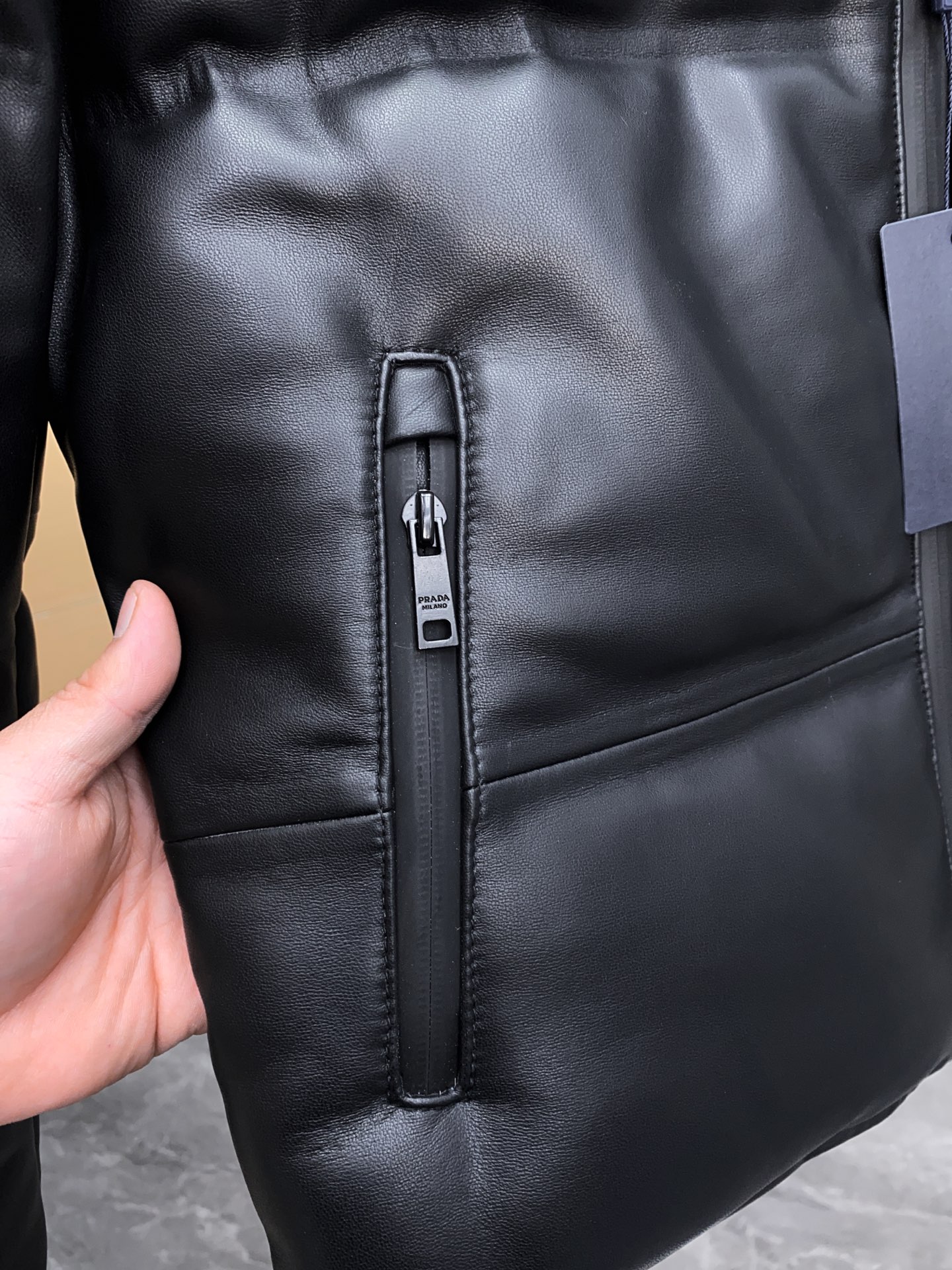 P1660 P家 PRADA/普拉达经典冲锋衣改良型皮羽绒服风格，内充160g的白鸭绒，保暖性十足，又不会臃肿。进口的顶级绵羊皮，质感好到超乎想象，柔润细腻有质感立体且修身到位。尺码：48-56 