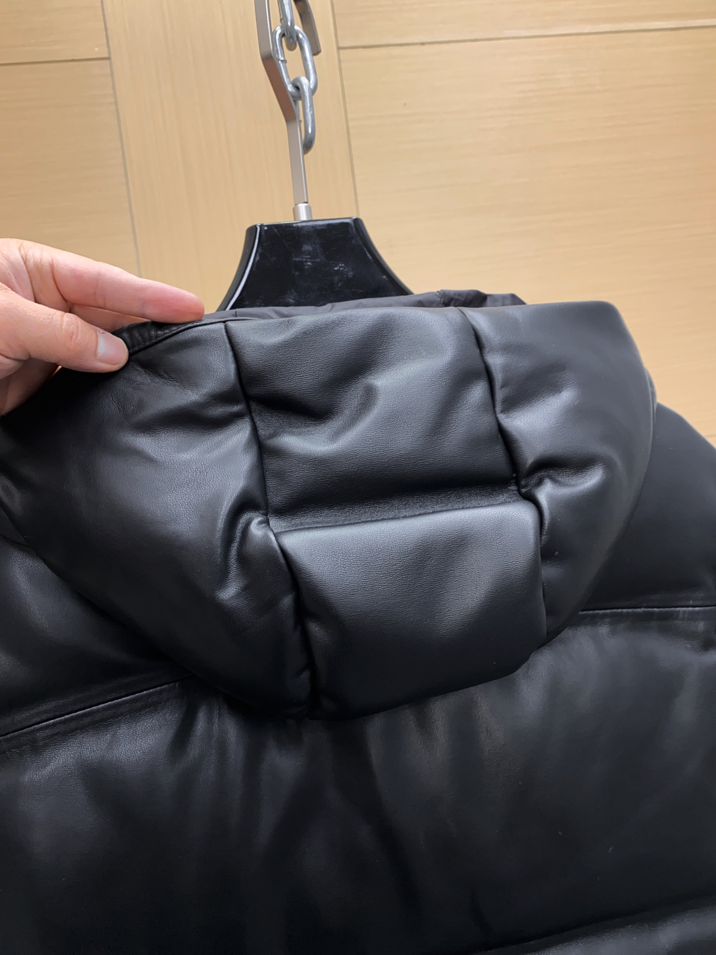 P1660 P家 PRADA/普拉达经典冲锋衣改良型皮羽绒服风格，内充160g的白鸭绒，保暖性十足，又不会臃肿。进口的顶级绵羊皮，质感好到超乎想象，柔润细腻有质感立体且修身到位。尺码：48-56 