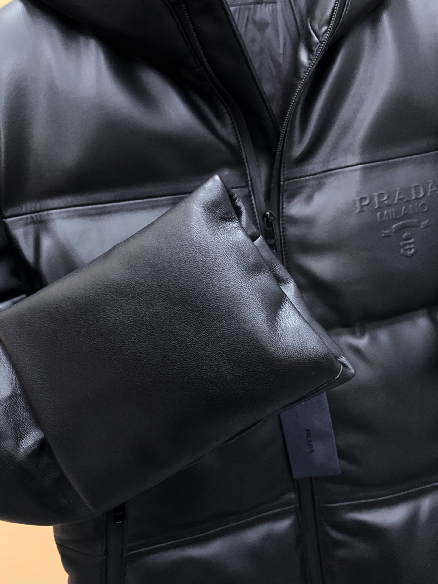 P1660 P家 PRADA/普拉达经典冲锋衣改良型皮羽绒服风格，内充160g的白鸭绒，保暖性十足，又不会臃肿。进口的顶级绵羊皮，质感好到超乎想象，柔润细腻有质感立体且修身到位。尺码：48-56 