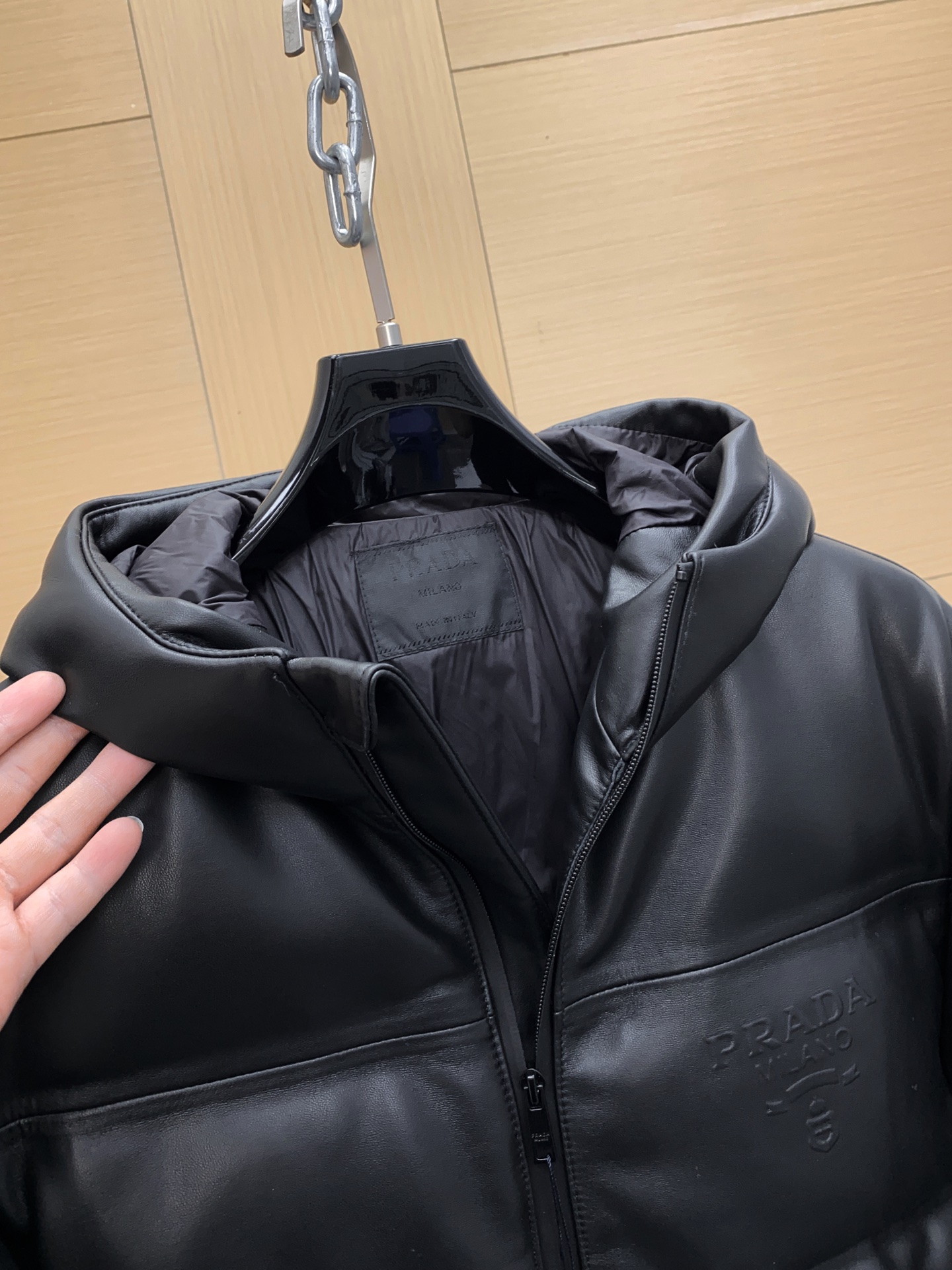 P1660 P家 PRADA/普拉达经典冲锋衣改良型皮羽绒服风格，内充160g的白鸭绒，保暖性十足，又不会臃肿。进口的顶级绵羊皮，质感好到超乎想象，柔润细腻有质感立体且修身到位。尺码：48-56 