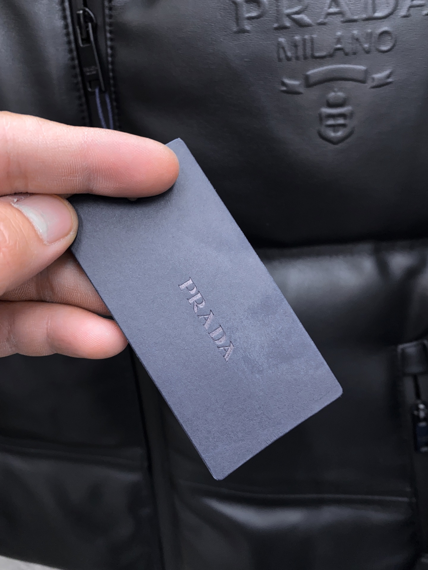 P1660 P家 PRADA/普拉达经典冲锋衣改良型皮羽绒服风格，内充160g的白鸭绒，保暖性十足，又不会臃肿。进口的顶级绵羊皮，质感好到超乎想象，柔润细腻有质感立体且修身到位。尺码：48-56 