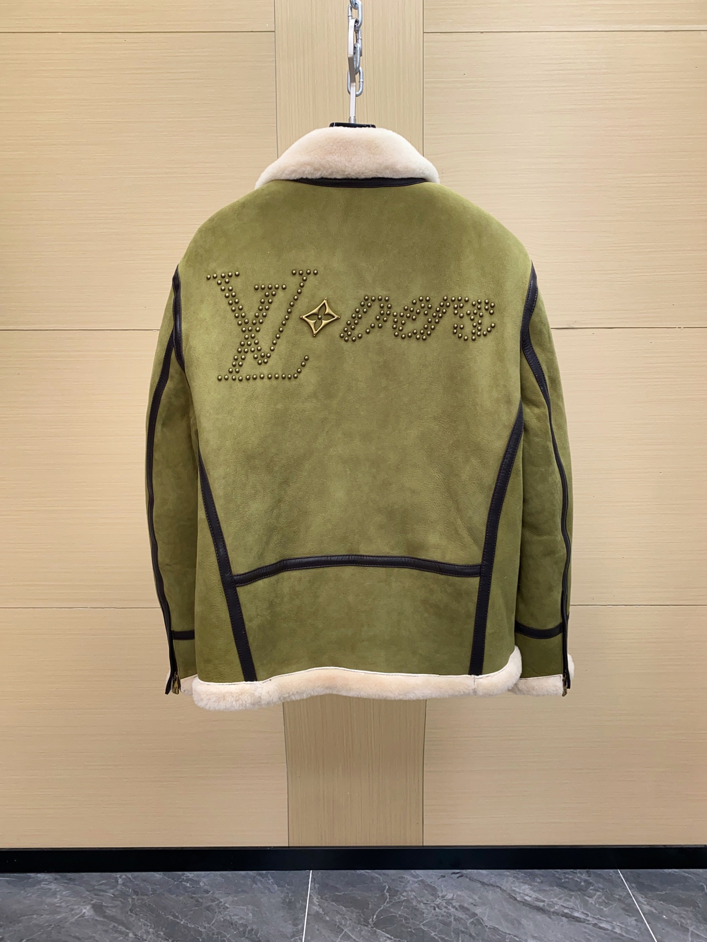 P2860 现货发售！LV 菲董操刀设计墨绿色麂皮羊羔毛皮毛一体外套夹克  本款 Bombardier 夹克取材舒软羊毛皮革，令后部饰钉描绘 2024 春夏秀场的LV Lovers 标识。柔暖绵羊毛内衬和衣领塑造经典男装廓形，大理石纹绒面外层呈现细腻肌理。撞色皮革饰带再添利落笔触。 标准版型 后部LV Lovers 标识点缀饰钉 尺码：48-56 
