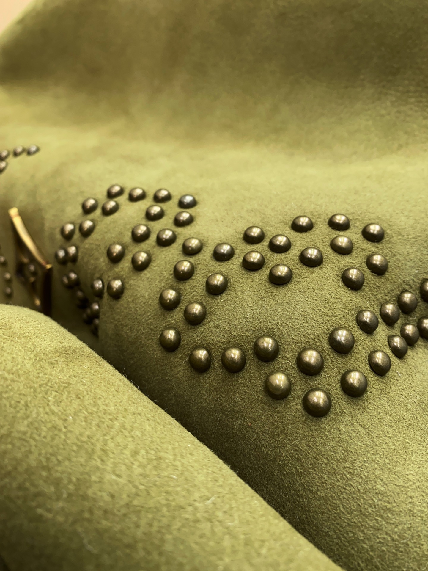 P2860 现货发售！LV 菲董操刀设计墨绿色麂皮羊羔毛皮毛一体外套夹克  本款 Bombardier 夹克取材舒软羊毛皮革，令后部饰钉描绘 2024 春夏秀场的LV Lovers 标识。柔暖绵羊毛内衬和衣领塑造经典男装廓形，大理石纹绒面外层呈现细腻肌理。撞色皮革饰带再添利落笔触。 标准版型 后部LV Lovers 标识点缀饰钉 尺码：48-56 