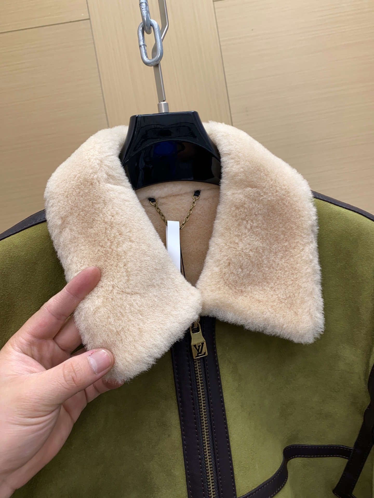 P2860 现货发售！LV 菲董操刀设计墨绿色麂皮羊羔毛皮毛一体外套夹克  本款 Bombardier 夹克取材舒软羊毛皮革，令后部饰钉描绘 2024 春夏秀场的LV Lovers 标识。柔暖绵羊毛内衬和衣领塑造经典男装廓形，大理石纹绒面外层呈现细腻肌理。撞色皮革饰带再添利落笔触。 标准版型 后部LV Lovers 标识点缀饰钉 尺码：48-56 