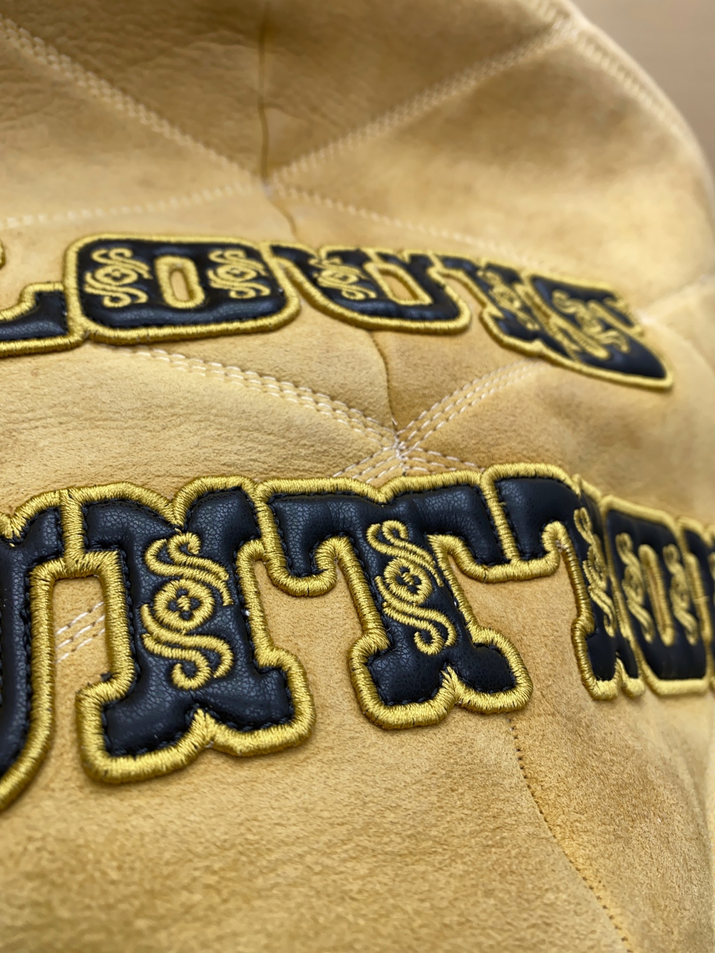 P2760 现货发售！LV 男装刺绣（羊皮毛一体）工装束腰夹克 本款羊毛皮革束腰夹克采用精湛匠艺构筑休闲廓形，以全幅菱格缝线致敬品牌传统硬箱的内衬设计。前后点缀复古加衬刺绣皮革 LV 和路易威登贴饰，点明 2025 秋冬秀场的 Far West 主题，纽扣和铆钉再添考究气息。
休闲版型 正面左侧口袋呈现加衬刺绣 LV 贴饰 后部呈现加衬刺绣路易威登贴饰 羊毛皮革衣领和内里 拉链前襟配有 LV 铭纹拉链头 纽扣和铆钉 尺码：48-56 