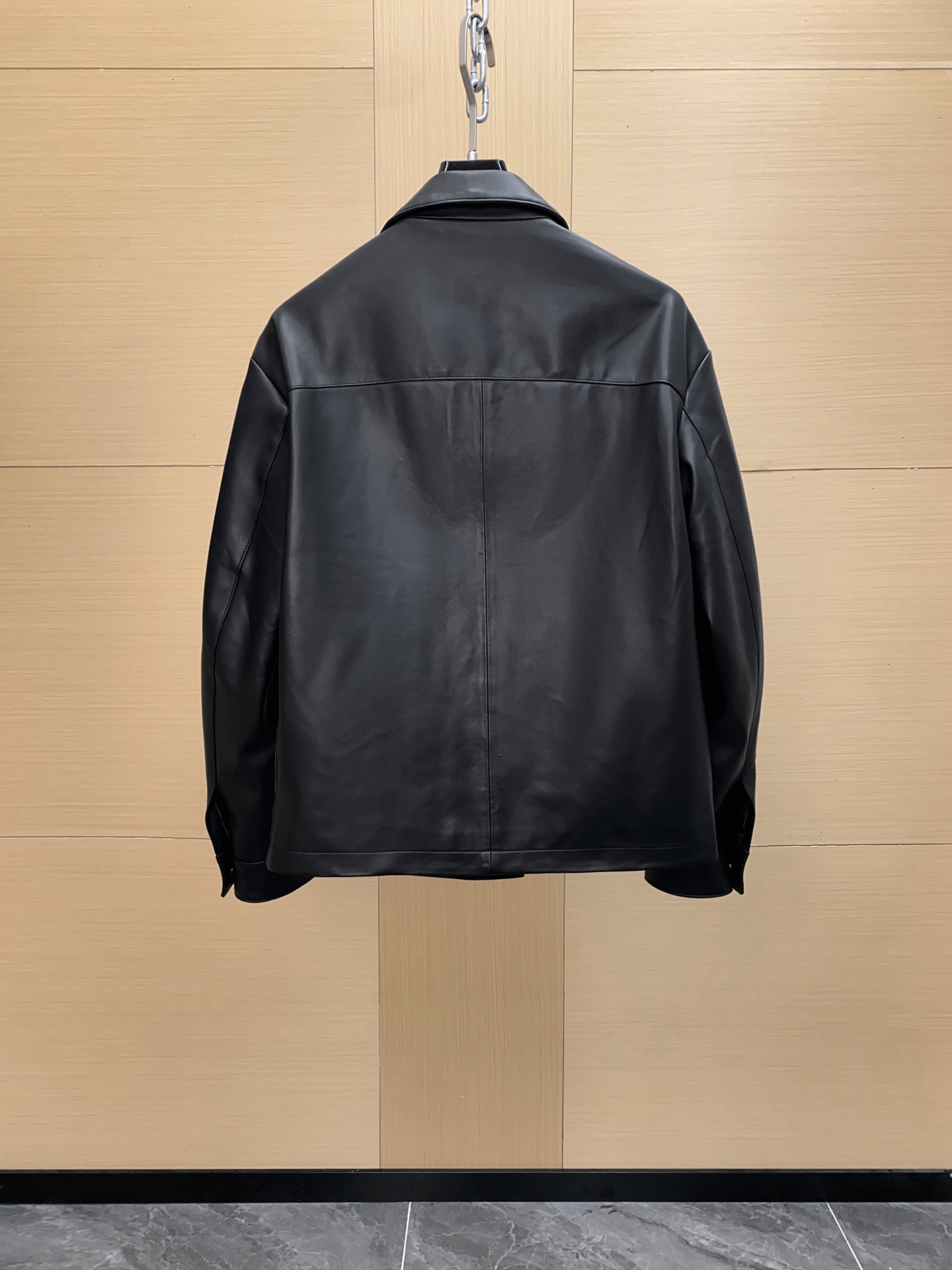 P1260 秋冬新品🆕 prada 普拉达 官方单品 羊皮夹克 高版本 采用土耳其进口绵羊皮  size ：48-56 