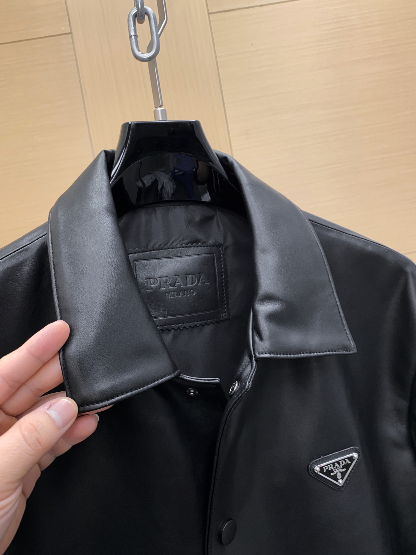 P1260 秋冬新品🆕 prada 普拉达 官方单品 羊皮夹克 高版本 采用土耳其进口绵羊皮  size ：48-56 