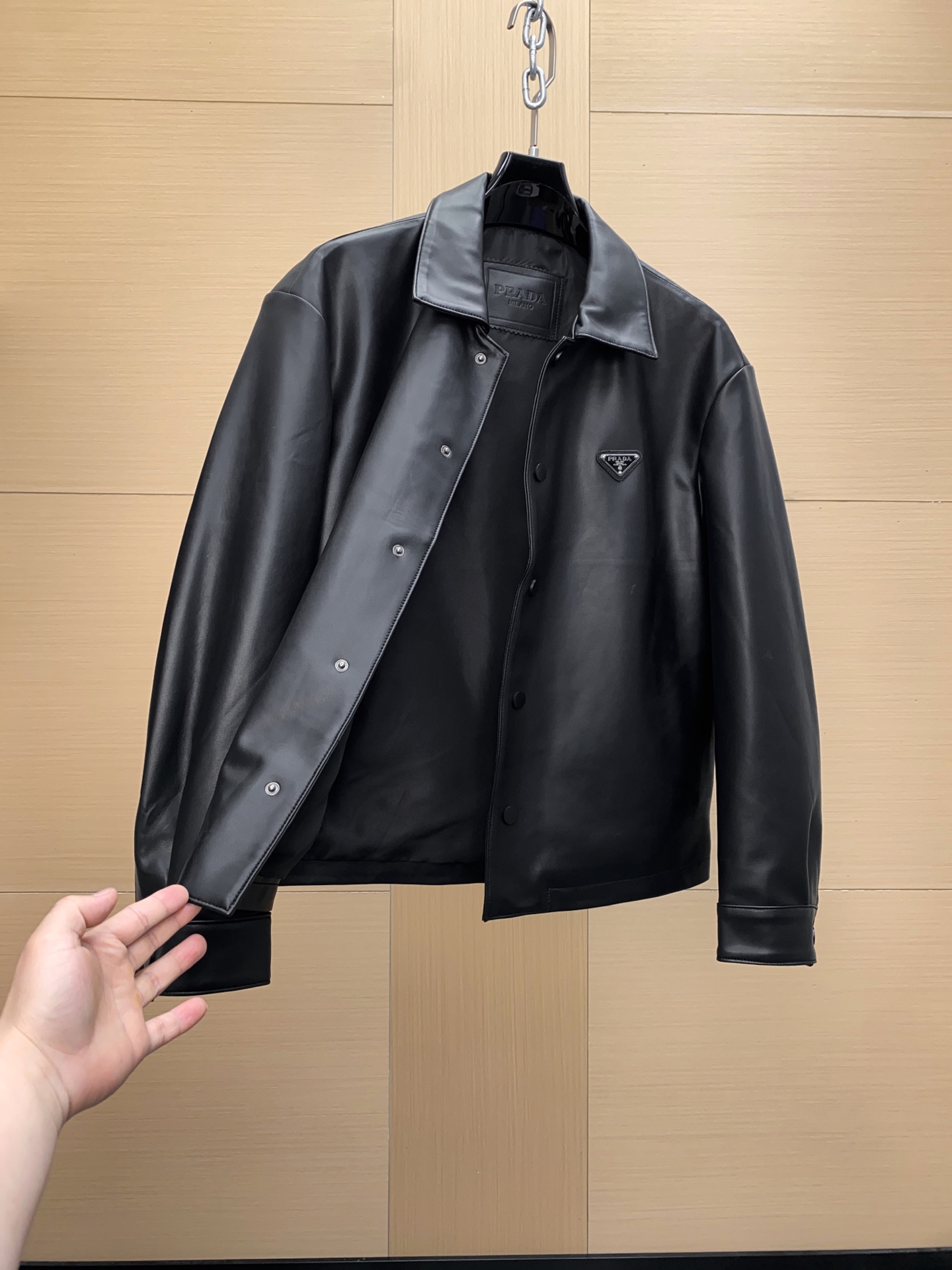 P1260 秋冬新品🆕 prada 普拉达 官方单品 羊皮夹克 高版本 采用土耳其进口绵羊皮  size ：48-56 