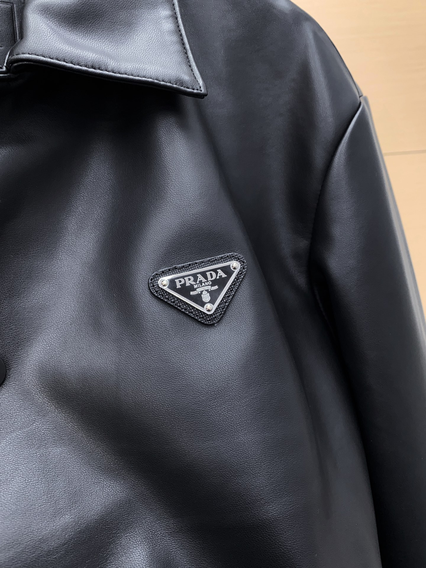 P1260 秋冬新品🆕 prada 普拉达 官方单品 羊皮夹克 高版本 采用土耳其进口绵羊皮  size ：48-56 