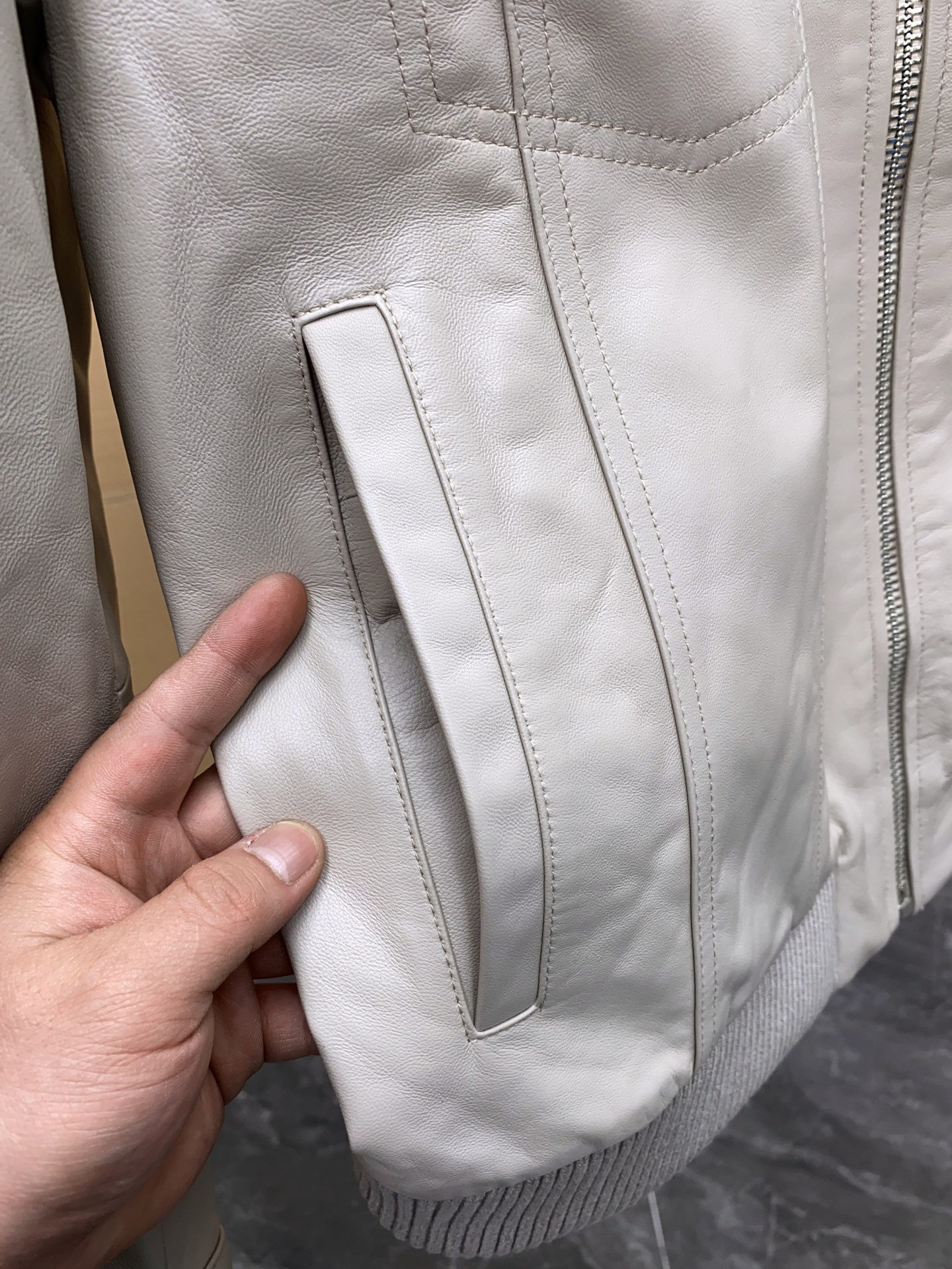 P1760 LV/路易 FW24新款 Ski滑雪系列羊毛翻领拉链羊皮夹克外套

采用定制羊皮 面料定制耗时1个月之久，可拆卸毛领，后领徽标皮标点缀，能与同季下装搭配营造时尚造型，驾驭各种场合，定制辅料，三标齐全，男女同款！

尺码：48-56 