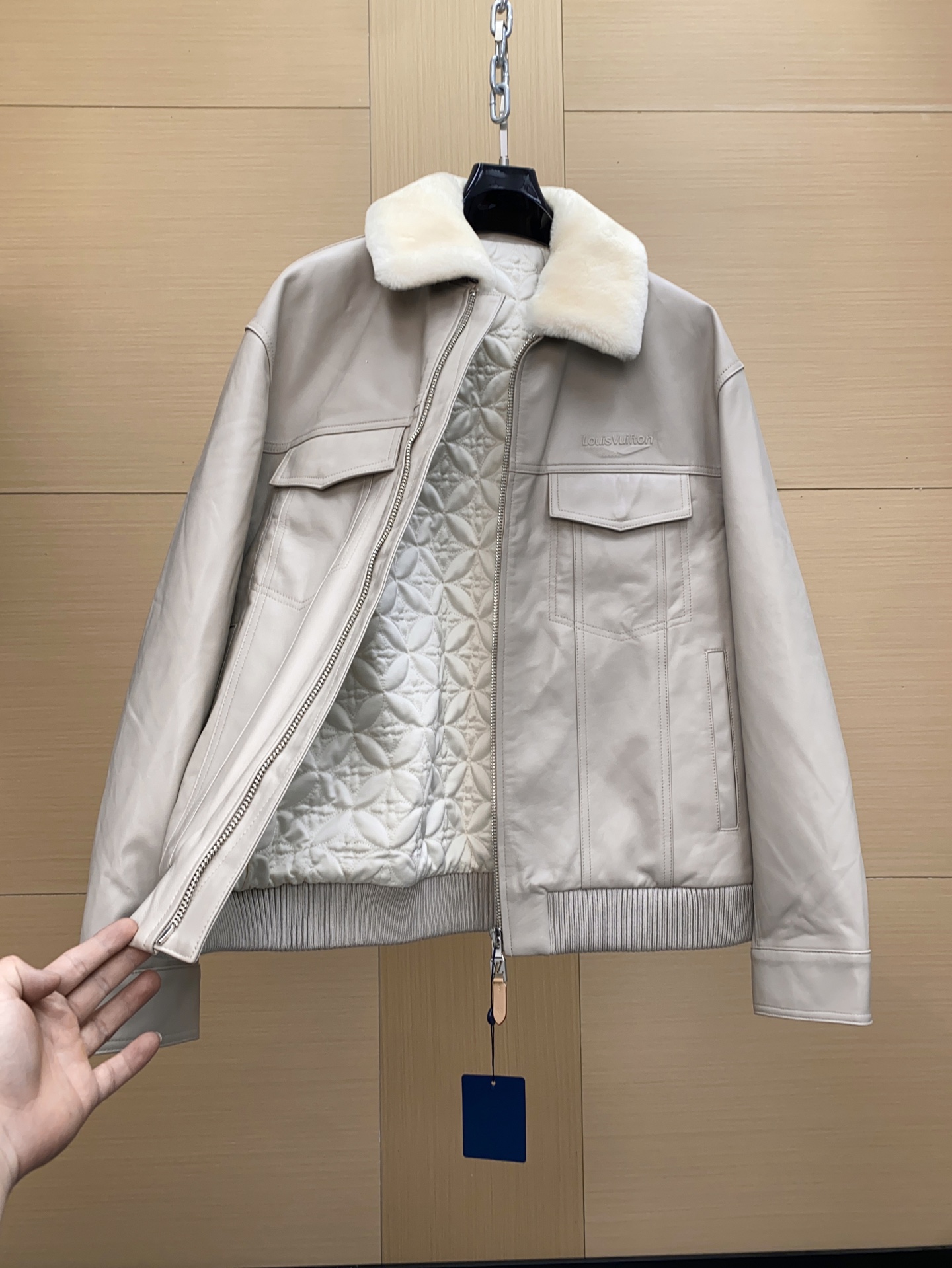 P1760 LV/路易 FW24新款 Ski滑雪系列羊毛翻领拉链羊皮夹克外套

采用定制羊皮 面料定制耗时1个月之久，可拆卸毛领，后领徽标皮标点缀，能与同季下装搭配营造时尚造型，驾驭各种场合，定制辅料，三标齐全，男女同款！

尺码：48-56 