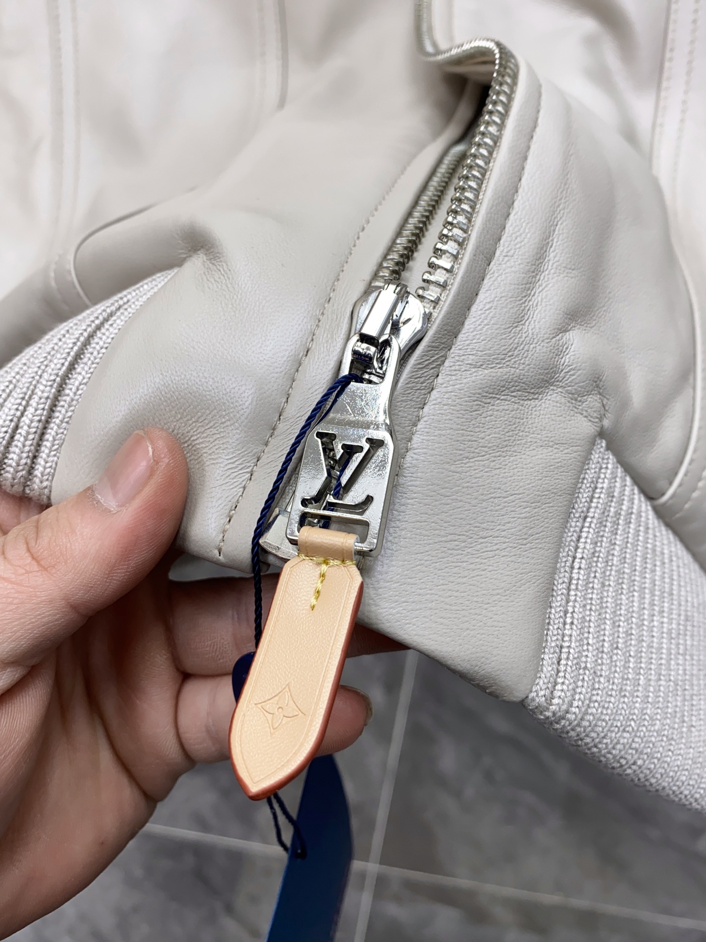 P1760 LV/路易 FW24新款 Ski滑雪系列羊毛翻领拉链羊皮夹克外套

采用定制羊皮 面料定制耗时1个月之久，可拆卸毛领，后领徽标皮标点缀，能与同季下装搭配营造时尚造型，驾驭各种场合，定制辅料，三标齐全，男女同款！

尺码：48-56 