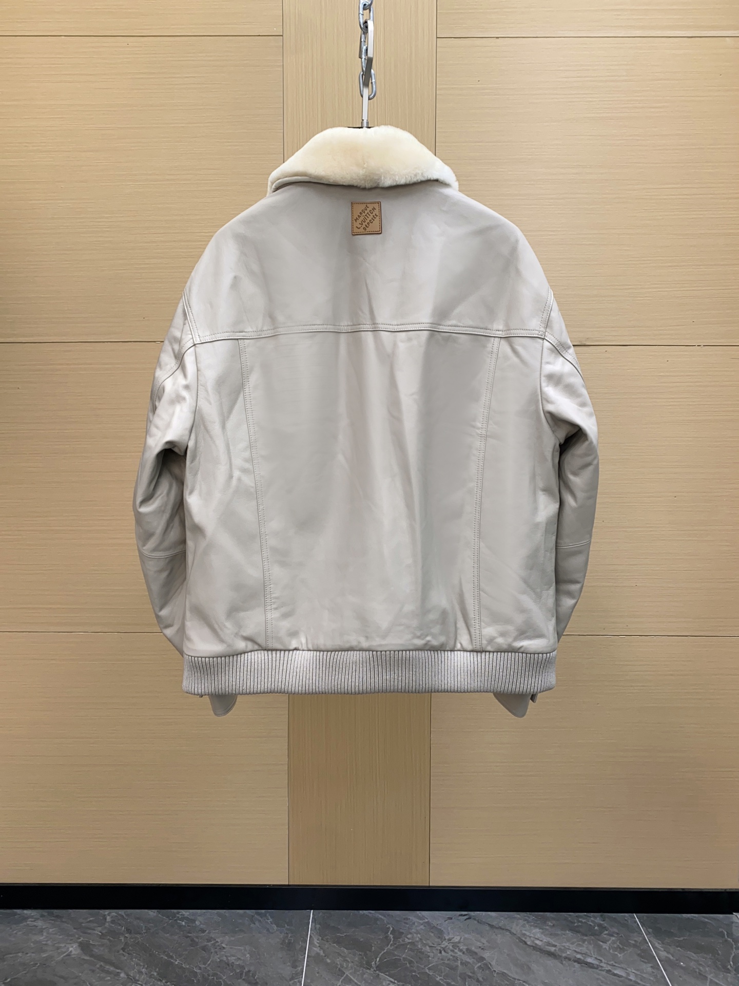 P1760 LV/路易 FW24新款 Ski滑雪系列羊毛翻领拉链羊皮夹克外套

采用定制羊皮 面料定制耗时1个月之久，可拆卸毛领，后领徽标皮标点缀，能与同季下装搭配营造时尚造型，驾驭各种场合，定制辅料，三标齐全，男女同款！

尺码：48-56 