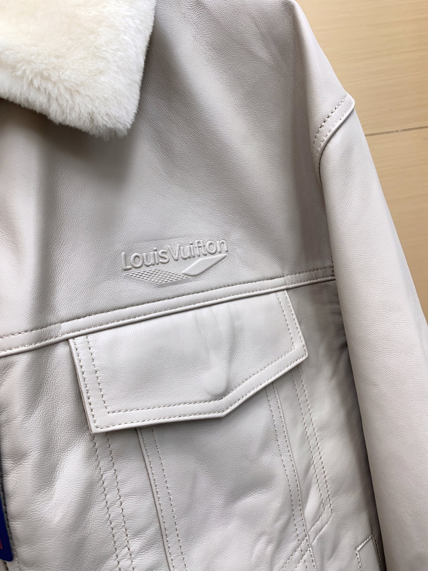 P1760 LV/路易 FW24新款 Ski滑雪系列羊毛翻领拉链羊皮夹克外套

采用定制羊皮 面料定制耗时1个月之久，可拆卸毛领，后领徽标皮标点缀，能与同季下装搭配营造时尚造型，驾驭各种场合，定制辅料，三标齐全，男女同款！

尺码：48-56 