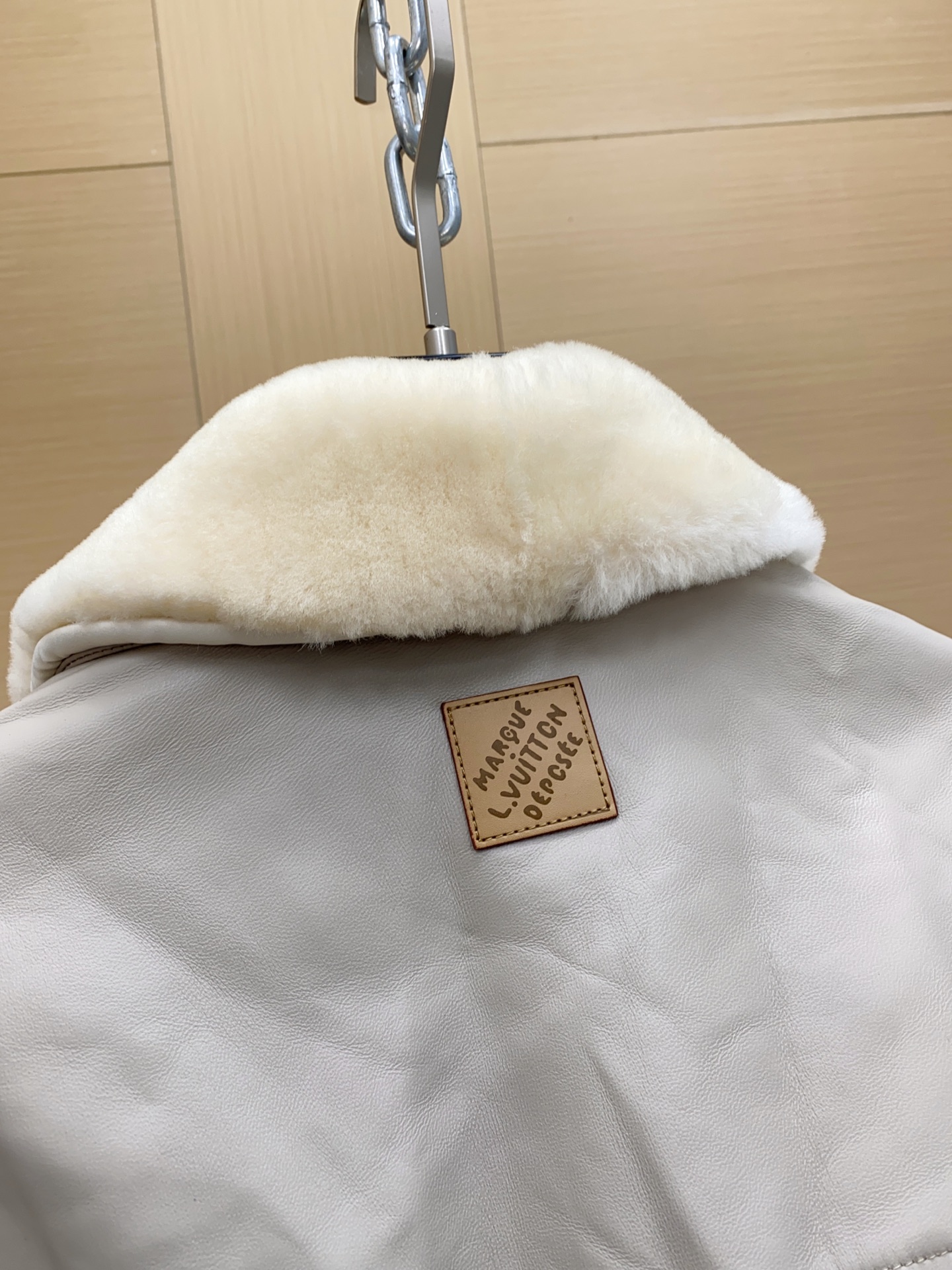 P1760 LV/路易 FW24新款 Ski滑雪系列羊毛翻领拉链羊皮夹克外套

采用定制羊皮 面料定制耗时1个月之久，可拆卸毛领，后领徽标皮标点缀，能与同季下装搭配营造时尚造型，驾驭各种场合，定制辅料，三标齐全，男女同款！

尺码：48-56 