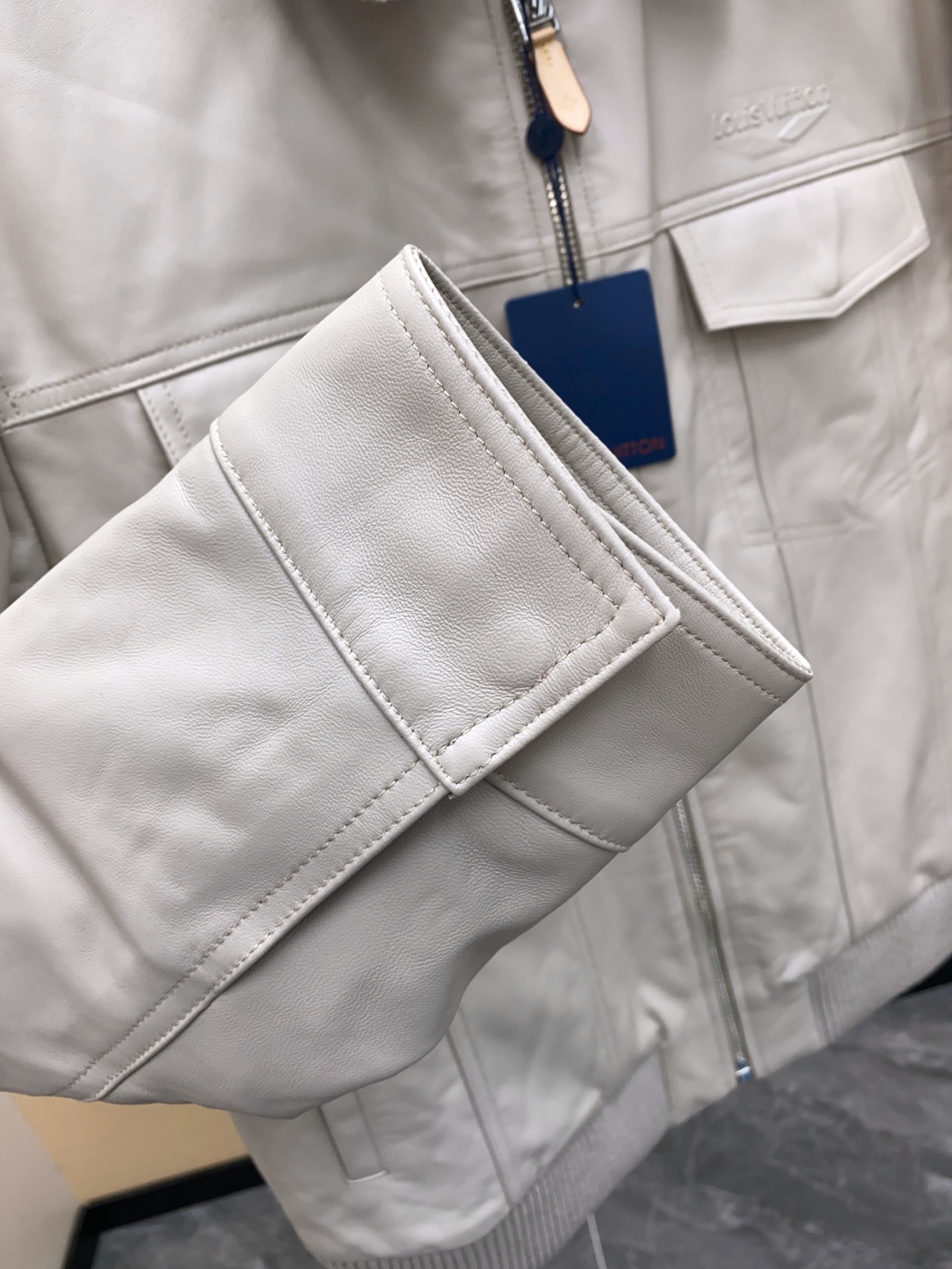 P1760 LV/路易 FW24新款 Ski滑雪系列羊毛翻领拉链羊皮夹克外套

采用定制羊皮 面料定制耗时1个月之久，可拆卸毛领，后领徽标皮标点缀，能与同季下装搭配营造时尚造型，驾驭各种场合，定制辅料，三标齐全，男女同款！

尺码：48-56 