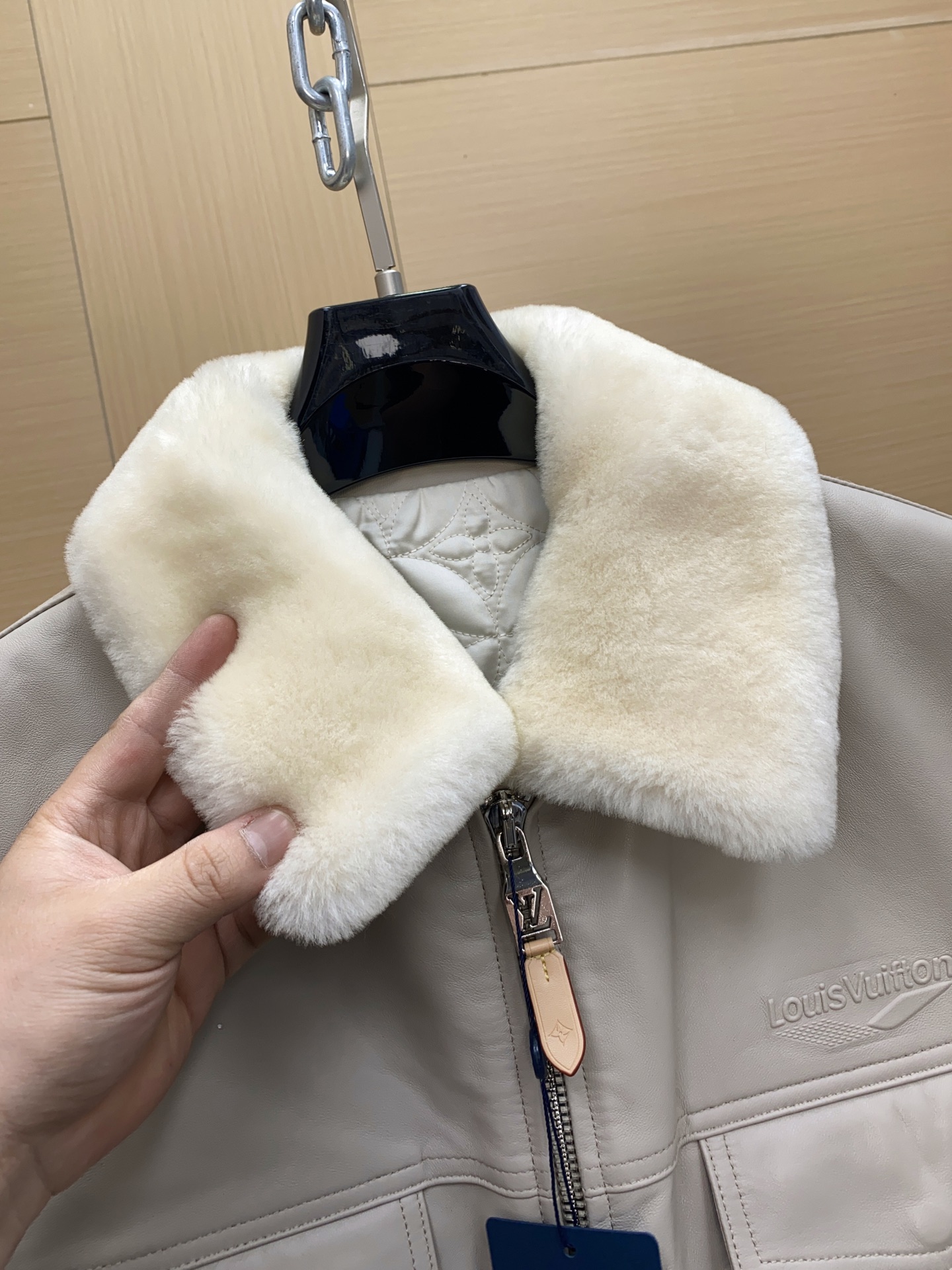P1760 LV/路易 FW24新款 Ski滑雪系列羊毛翻领拉链羊皮夹克外套

采用定制羊皮 面料定制耗时1个月之久，可拆卸毛领，后领徽标皮标点缀，能与同季下装搭配营造时尚造型，驾驭各种场合，定制辅料，三标齐全，男女同款！

尺码：48-56 