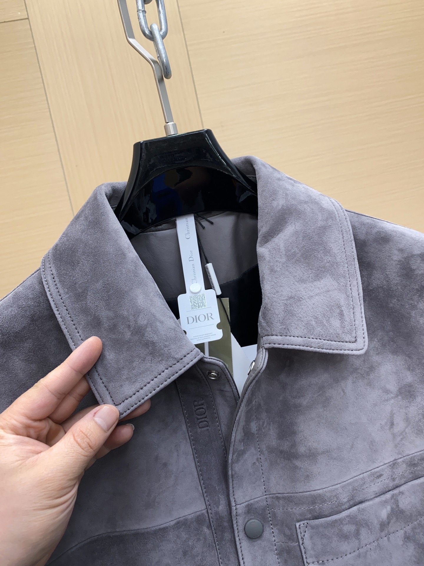 P2040 现货发售!独家正品级真皮系列; 新款出货 ,来自迪奥2025秋冬男装高端 绒面革 男士夹克外套 贸易公司订单; 客供绒面革;100%羊皮革  ,麂皮手感;舒适又高级的表现 型男必备夹克 上身那种feel完全对味,已经出断一批, 第二批持续加单补货中, 完全不够卖,提早预定 到冬天不一定在有 ,只穿专柜级可持币直入
真皮原厂. 非市面通货‼️ 
真皮原厂. 非市面通货‼️
真皮原厂. 非市面通货‼️
专柜级全套包装❗️
主体:羊皮革
里料:100% 铜氨纤维
这款夹克是衣橱经典单品。采用煤灰色绒面羊皮革精心制作,按扣开合处饰以 D R凹印标志,正面饰以贴袋。可与四季的各式休闲单品搭配,打造更加精致的造型 。 迪奥 凹印标志|正面按扣开合 |胸前贴袋 
买到可以去司库试试 ,不要觉得价格贵,本身就很少见的限定夹克,这类品质不会太泛滥 代购接近万元.我们卖的是纯纯完美货, 飞行员夹克,上身干练. 上柜无压力 内衬采用铜氨丝面料,很舒服
上身版型真的是让你惊讶到 立体的合身感,配搭完全效果出众 休闲秋冬款 客供大身绒面革面料 收到货可以研究一下,整件从面料、皮质、走线 工艺方方面面都可以值得品味 低调有强调的态度出来了。
穿正的来 高端真品迪奥羊皮绒面革 
专柜主线的经典款
顶级的羊皮柔韧细腻 档次很好耐磨耐穿