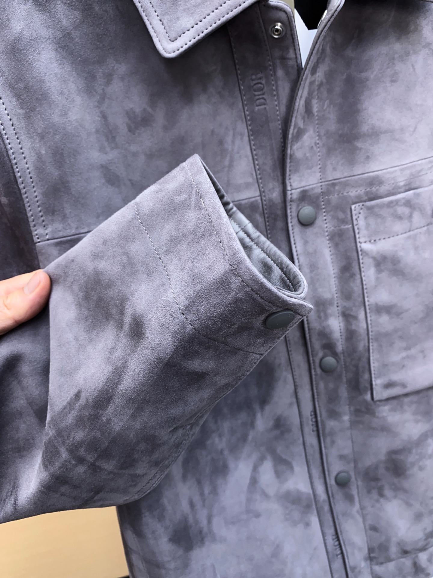 P2040 现货发售!独家正品级真皮系列; 新款出货 ,来自迪奥2025秋冬男装高端 绒面革 男士夹克外套 贸易公司订单; 客供绒面革;100%羊皮革  ,麂皮手感;舒适又高级的表现 型男必备夹克 上身那种feel完全对味,已经出断一批, 第二批持续加单补货中, 完全不够卖,提早预定 到冬天不一定在有 ,只穿专柜级可持币直入
真皮原厂. 非市面通货‼️ 
真皮原厂. 非市面通货‼️
真皮原厂. 非市面通货‼️
专柜级全套包装❗️
主体:羊皮革
里料:100% 铜氨纤维
这款夹克是衣橱经典单品。采用煤灰色绒面羊皮革精心制作,按扣开合处饰以 D R凹印标志,正面饰以贴袋。可与四季的各式休闲单品搭配,打造更加精致的造型 。 迪奥 凹印标志|正面按扣开合 |胸前贴袋 
买到可以去司库试试 ,不要觉得价格贵,本身就很少见的限定夹克,这类品质不会太泛滥 代购接近万元.我们卖的是纯纯完美货, 飞行员夹克,上身干练. 上柜无压力 内衬采用铜氨丝面料,很舒服
上身版型真的是让你惊讶到 立体的合身感,配搭完全效果出众 休闲秋冬款 客供大身绒面革面料 收到货可以研究一下,整件从面料、皮质、走线 工艺方方面面都可以值得品味 低调有强调的态度出来了。
穿正的来 高端真品迪奥羊皮绒面革 
专柜主线的经典款
顶级的羊皮柔韧细腻 档次很好耐磨耐穿