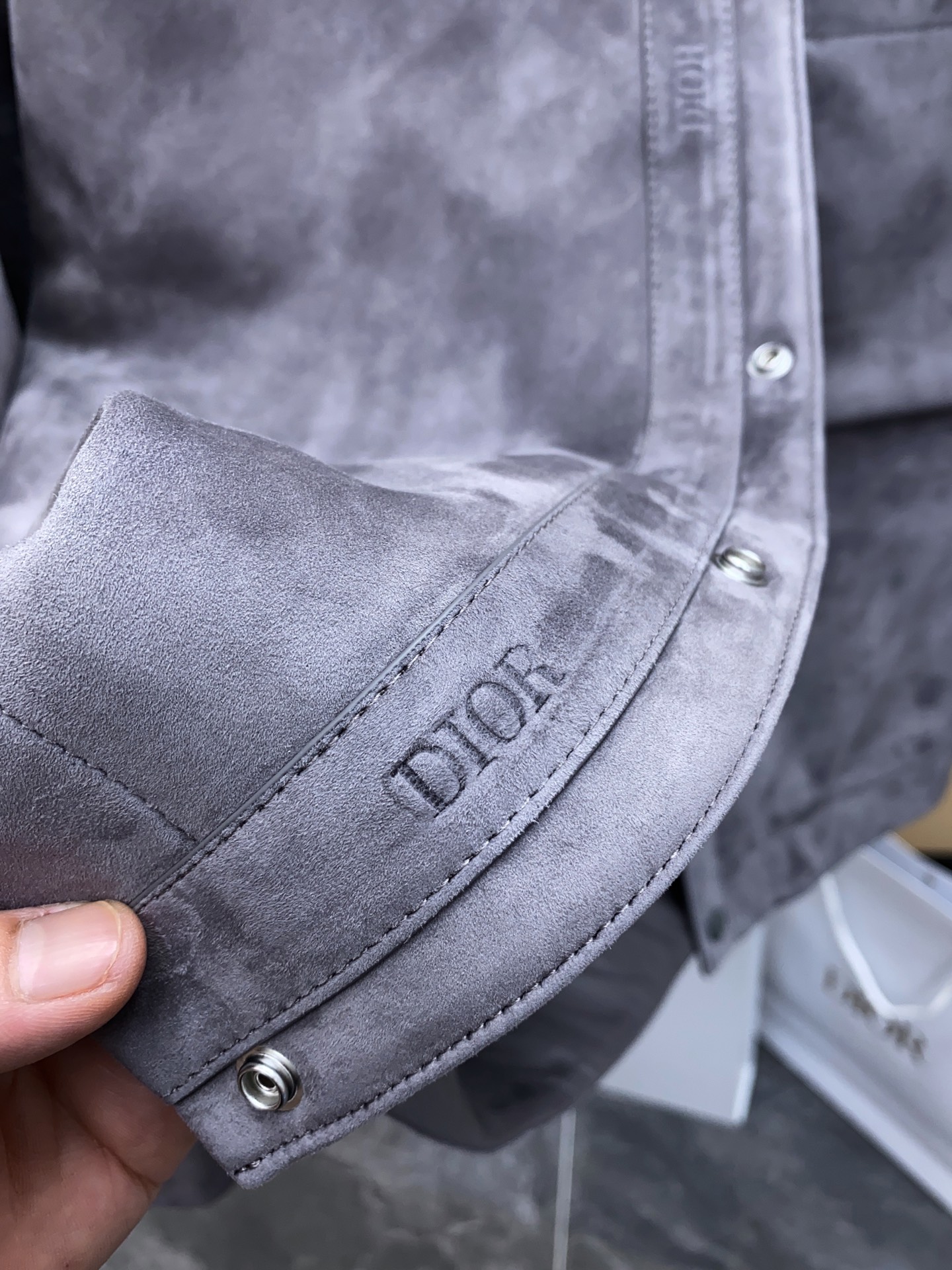 P2040 现货发售!独家正品级真皮系列; 新款出货 ,来自迪奥2025秋冬男装高端 绒面革 男士夹克外套 贸易公司订单; 客供绒面革;100%羊皮革  ,麂皮手感;舒适又高级的表现 型男必备夹克 上身那种feel完全对味,已经出断一批, 第二批持续加单补货中, 完全不够卖,提早预定 到冬天不一定在有 ,只穿专柜级可持币直入
真皮原厂. 非市面通货‼️ 
真皮原厂. 非市面通货‼️
真皮原厂. 非市面通货‼️
专柜级全套包装❗️
主体:羊皮革
里料:100% 铜氨纤维
这款夹克是衣橱经典单品。采用煤灰色绒面羊皮革精心制作,按扣开合处饰以 D R凹印标志,正面饰以贴袋。可与四季的各式休闲单品搭配,打造更加精致的造型 。 迪奥 凹印标志|正面按扣开合 |胸前贴袋 
买到可以去司库试试 ,不要觉得价格贵,本身就很少见的限定夹克,这类品质不会太泛滥 代购接近万元.我们卖的是纯纯完美货, 飞行员夹克,上身干练. 上柜无压力 内衬采用铜氨丝面料,很舒服
上身版型真的是让你惊讶到 立体的合身感,配搭完全效果出众 休闲秋冬款 客供大身绒面革面料 收到货可以研究一下,整件从面料、皮质、走线 工艺方方面面都可以值得品味 低调有强调的态度出来了。
穿正的来 高端真品迪奥羊皮绒面革 
专柜主线的经典款
顶级的羊皮柔韧细腻 档次很好耐磨耐穿