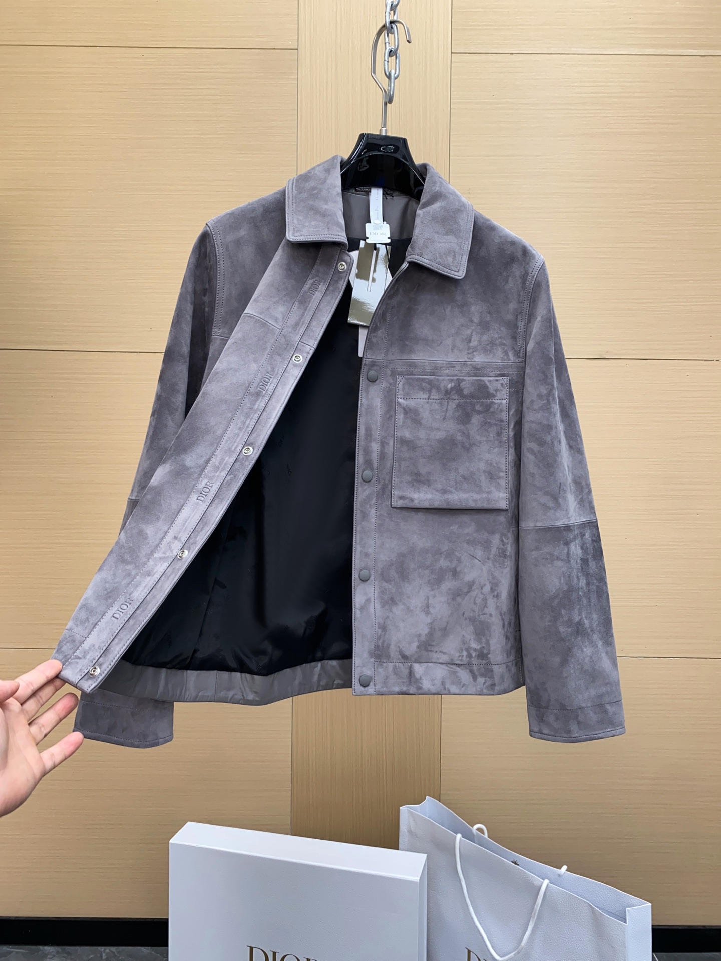 P2040 现货发售!独家正品级真皮系列; 新款出货 ,来自迪奥2025秋冬男装高端 绒面革 男士夹克外套 贸易公司订单; 客供绒面革;100%羊皮革  ,麂皮手感;舒适又高级的表现 型男必备夹克 上身那种feel完全对味,已经出断一批, 第二批持续加单补货中, 完全不够卖,提早预定 到冬天不一定在有 ,只穿专柜级可持币直入
真皮原厂. 非市面通货‼️ 
真皮原厂. 非市面通货‼️
真皮原厂. 非市面通货‼️
专柜级全套包装❗️
主体:羊皮革
里料:100% 铜氨纤维
这款夹克是衣橱经典单品。采用煤灰色绒面羊皮革精心制作,按扣开合处饰以 D R凹印标志,正面饰以贴袋。可与四季的各式休闲单品搭配,打造更加精致的造型 。 迪奥 凹印标志|正面按扣开合 |胸前贴袋 
买到可以去司库试试 ,不要觉得价格贵,本身就很少见的限定夹克,这类品质不会太泛滥 代购接近万元.我们卖的是纯纯完美货, 飞行员夹克,上身干练. 上柜无压力 内衬采用铜氨丝面料,很舒服
上身版型真的是让你惊讶到 立体的合身感,配搭完全效果出众 休闲秋冬款 客供大身绒面革面料 收到货可以研究一下,整件从面料、皮质、走线 工艺方方面面都可以值得品味 低调有强调的态度出来了。
穿正的来 高端真品迪奥羊皮绒面革 
专柜主线的经典款
顶级的羊皮柔韧细腻 档次很好耐磨耐穿