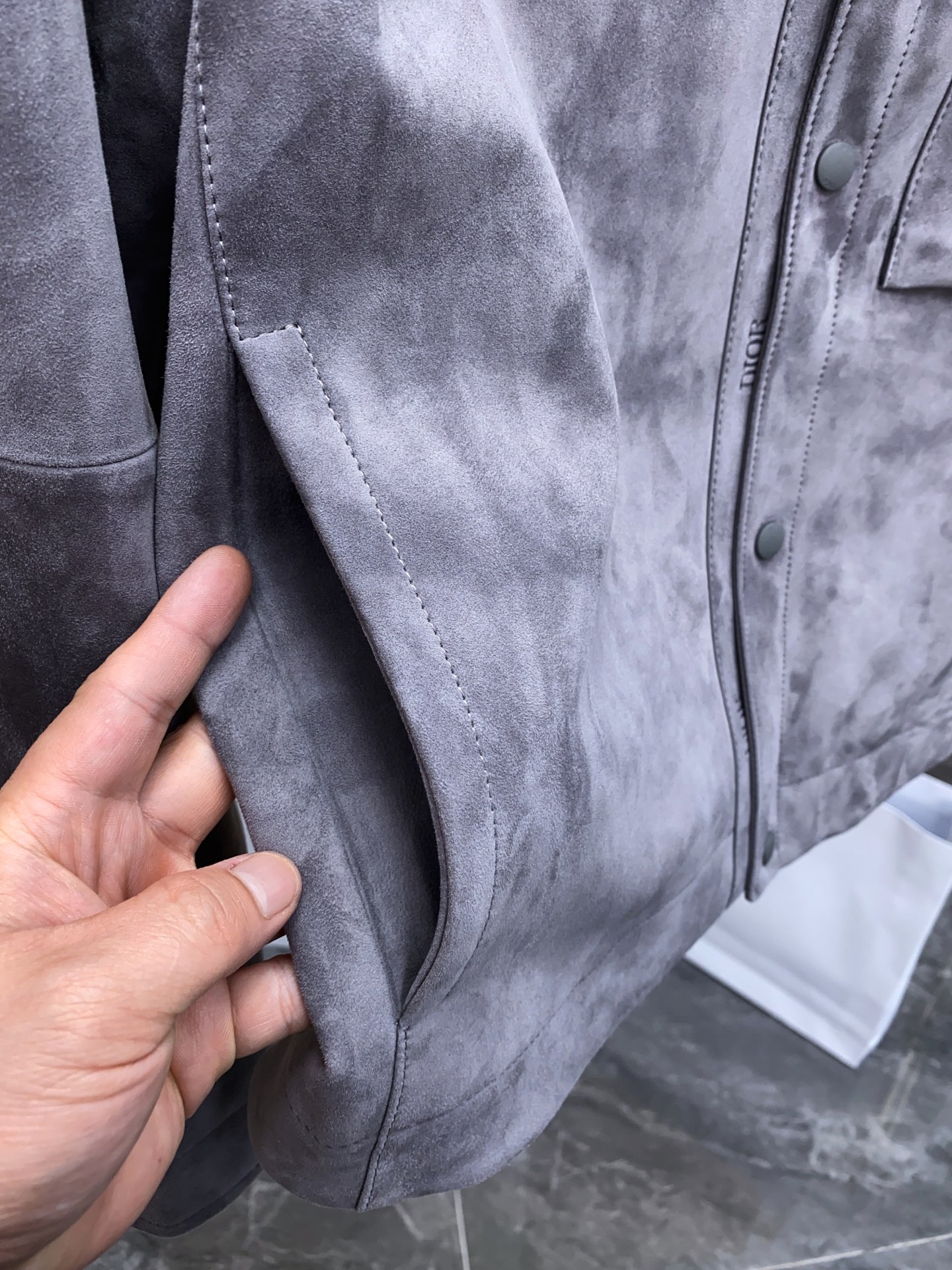 P2040 现货发售!独家正品级真皮系列; 新款出货 ,来自迪奥2025秋冬男装高端 绒面革 男士夹克外套 贸易公司订单; 客供绒面革;100%羊皮革  ,麂皮手感;舒适又高级的表现 型男必备夹克 上身那种feel完全对味,已经出断一批, 第二批持续加单补货中, 完全不够卖,提早预定 到冬天不一定在有 ,只穿专柜级可持币直入
真皮原厂. 非市面通货‼️ 
真皮原厂. 非市面通货‼️
真皮原厂. 非市面通货‼️
专柜级全套包装❗️
主体:羊皮革
里料:100% 铜氨纤维
这款夹克是衣橱经典单品。采用煤灰色绒面羊皮革精心制作,按扣开合处饰以 D R凹印标志,正面饰以贴袋。可与四季的各式休闲单品搭配,打造更加精致的造型 。 迪奥 凹印标志|正面按扣开合 |胸前贴袋 
买到可以去司库试试 ,不要觉得价格贵,本身就很少见的限定夹克,这类品质不会太泛滥 代购接近万元.我们卖的是纯纯完美货, 飞行员夹克,上身干练. 上柜无压力 内衬采用铜氨丝面料,很舒服
上身版型真的是让你惊讶到 立体的合身感,配搭完全效果出众 休闲秋冬款 客供大身绒面革面料 收到货可以研究一下,整件从面料、皮质、走线 工艺方方面面都可以值得品味 低调有强调的态度出来了。
穿正的来 高端真品迪奥羊皮绒面革 
专柜主线的经典款
顶级的羊皮柔韧细腻 档次很好耐磨耐穿