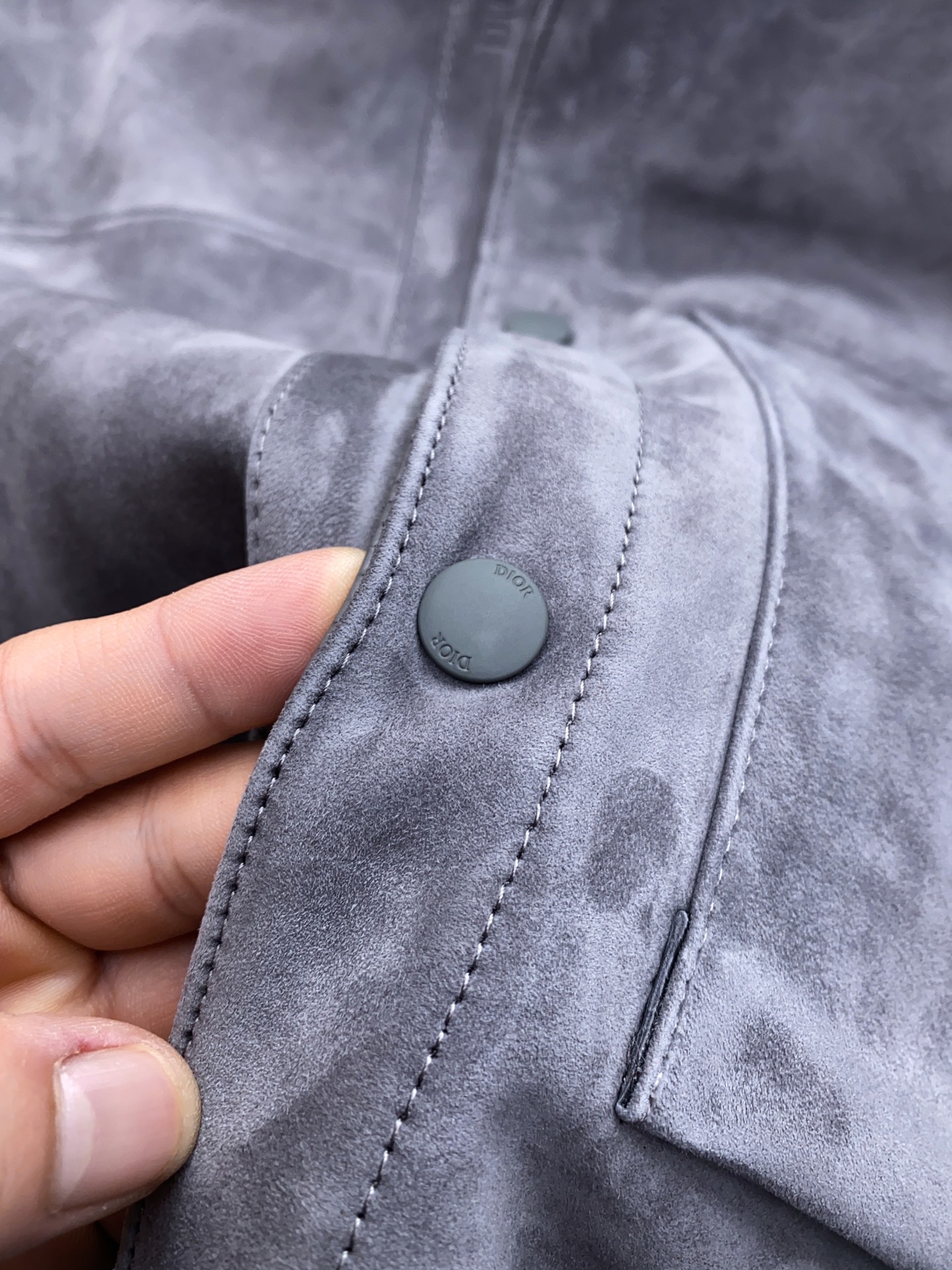 P2040 现货发售!独家正品级真皮系列; 新款出货 ,来自迪奥2025秋冬男装高端 绒面革 男士夹克外套 贸易公司订单; 客供绒面革;100%羊皮革  ,麂皮手感;舒适又高级的表现 型男必备夹克 上身那种feel完全对味,已经出断一批, 第二批持续加单补货中, 完全不够卖,提早预定 到冬天不一定在有 ,只穿专柜级可持币直入
真皮原厂. 非市面通货‼️ 
真皮原厂. 非市面通货‼️
真皮原厂. 非市面通货‼️
专柜级全套包装❗️
主体:羊皮革
里料:100% 铜氨纤维
这款夹克是衣橱经典单品。采用煤灰色绒面羊皮革精心制作,按扣开合处饰以 D R凹印标志,正面饰以贴袋。可与四季的各式休闲单品搭配,打造更加精致的造型 。 迪奥 凹印标志|正面按扣开合 |胸前贴袋 
买到可以去司库试试 ,不要觉得价格贵,本身就很少见的限定夹克,这类品质不会太泛滥 代购接近万元.我们卖的是纯纯完美货, 飞行员夹克,上身干练. 上柜无压力 内衬采用铜氨丝面料,很舒服
上身版型真的是让你惊讶到 立体的合身感,配搭完全效果出众 休闲秋冬款 客供大身绒面革面料 收到货可以研究一下,整件从面料、皮质、走线 工艺方方面面都可以值得品味 低调有强调的态度出来了。
穿正的来 高端真品迪奥羊皮绒面革 
专柜主线的经典款
顶级的羊皮柔韧细腻 档次很好耐磨耐穿