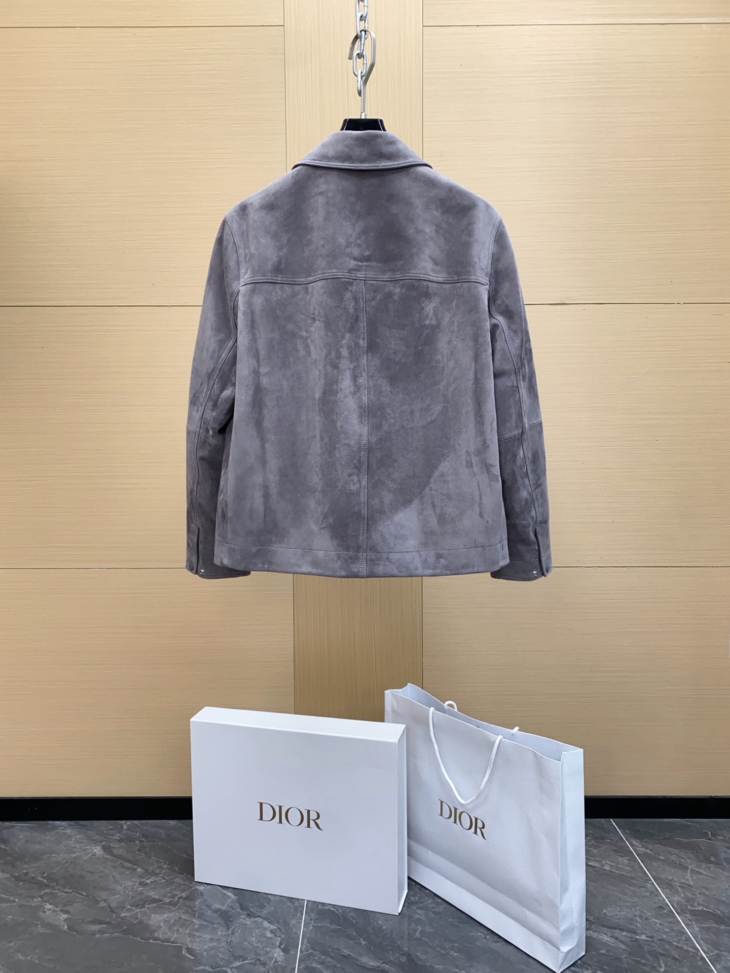 P2040 现货发售!独家正品级真皮系列; 新款出货 ,来自迪奥2025秋冬男装高端 绒面革 男士夹克外套 贸易公司订单; 客供绒面革;100%羊皮革  ,麂皮手感;舒适又高级的表现 型男必备夹克 上身那种feel完全对味,已经出断一批, 第二批持续加单补货中, 完全不够卖,提早预定 到冬天不一定在有 ,只穿专柜级可持币直入
真皮原厂. 非市面通货‼️ 
真皮原厂. 非市面通货‼️
真皮原厂. 非市面通货‼️
专柜级全套包装❗️
主体:羊皮革
里料:100% 铜氨纤维
这款夹克是衣橱经典单品。采用煤灰色绒面羊皮革精心制作,按扣开合处饰以 D R凹印标志,正面饰以贴袋。可与四季的各式休闲单品搭配,打造更加精致的造型 。 迪奥 凹印标志|正面按扣开合 |胸前贴袋 
买到可以去司库试试 ,不要觉得价格贵,本身就很少见的限定夹克,这类品质不会太泛滥 代购接近万元.我们卖的是纯纯完美货, 飞行员夹克,上身干练. 上柜无压力 内衬采用铜氨丝面料,很舒服
上身版型真的是让你惊讶到 立体的合身感,配搭完全效果出众 休闲秋冬款 客供大身绒面革面料 收到货可以研究一下,整件从面料、皮质、走线 工艺方方面面都可以值得品味 低调有强调的态度出来了。
穿正的来 高端真品迪奥羊皮绒面革 
专柜主线的经典款
顶级的羊皮柔韧细腻 档次很好耐磨耐穿