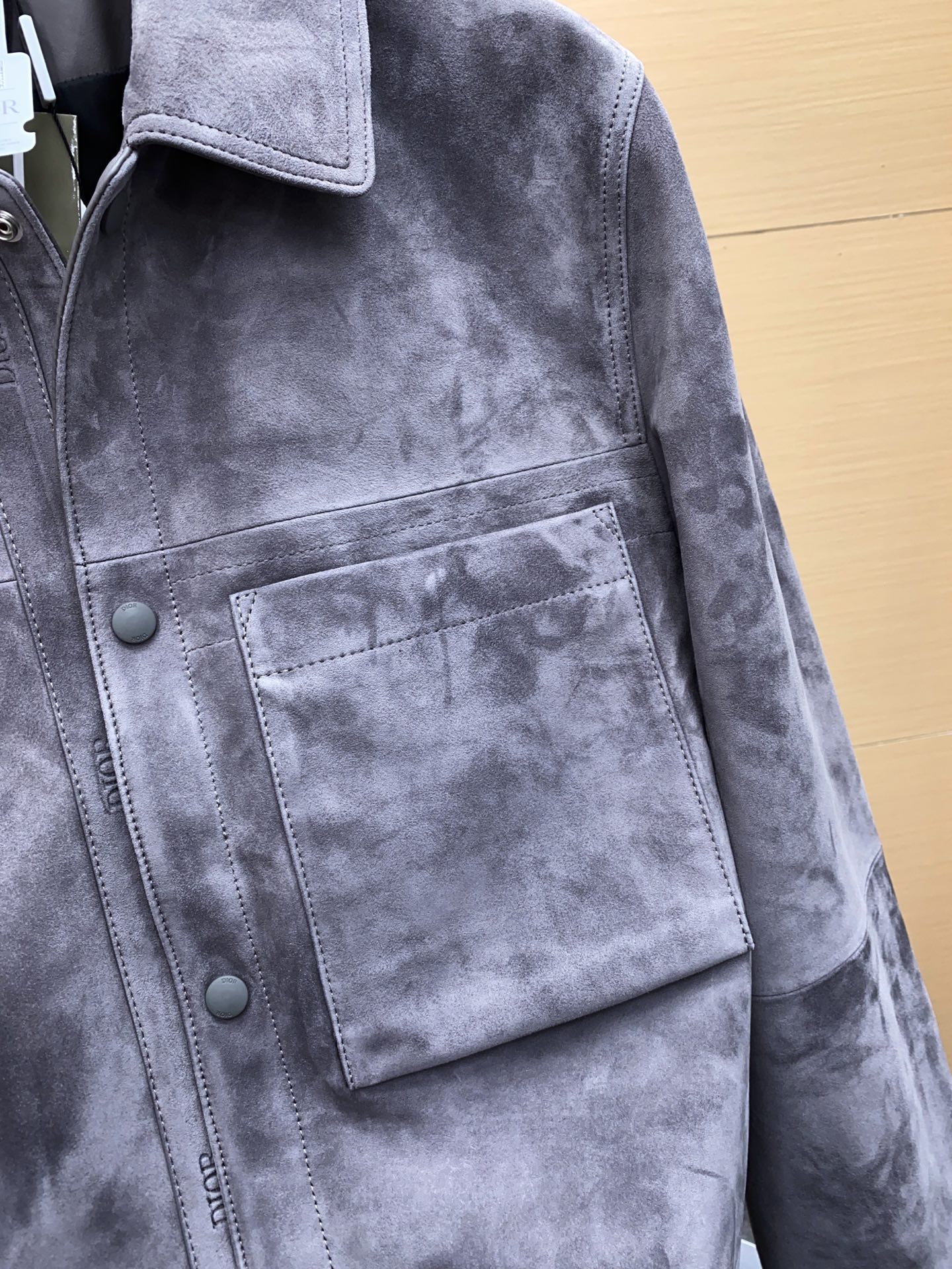 P2040 现货发售!独家正品级真皮系列; 新款出货 ,来自迪奥2025秋冬男装高端 绒面革 男士夹克外套 贸易公司订单; 客供绒面革;100%羊皮革  ,麂皮手感;舒适又高级的表现 型男必备夹克 上身那种feel完全对味,已经出断一批, 第二批持续加单补货中, 完全不够卖,提早预定 到冬天不一定在有 ,只穿专柜级可持币直入
真皮原厂. 非市面通货‼️ 
真皮原厂. 非市面通货‼️
真皮原厂. 非市面通货‼️
专柜级全套包装❗️
主体:羊皮革
里料:100% 铜氨纤维
这款夹克是衣橱经典单品。采用煤灰色绒面羊皮革精心制作,按扣开合处饰以 D R凹印标志,正面饰以贴袋。可与四季的各式休闲单品搭配,打造更加精致的造型 。 迪奥 凹印标志|正面按扣开合 |胸前贴袋 
买到可以去司库试试 ,不要觉得价格贵,本身就很少见的限定夹克,这类品质不会太泛滥 代购接近万元.我们卖的是纯纯完美货, 飞行员夹克,上身干练. 上柜无压力 内衬采用铜氨丝面料,很舒服
上身版型真的是让你惊讶到 立体的合身感,配搭完全效果出众 休闲秋冬款 客供大身绒面革面料 收到货可以研究一下,整件从面料、皮质、走线 工艺方方面面都可以值得品味 低调有强调的态度出来了。
穿正的来 高端真品迪奥羊皮绒面革 
专柜主线的经典款
顶级的羊皮柔韧细腻 档次很好耐磨耐穿