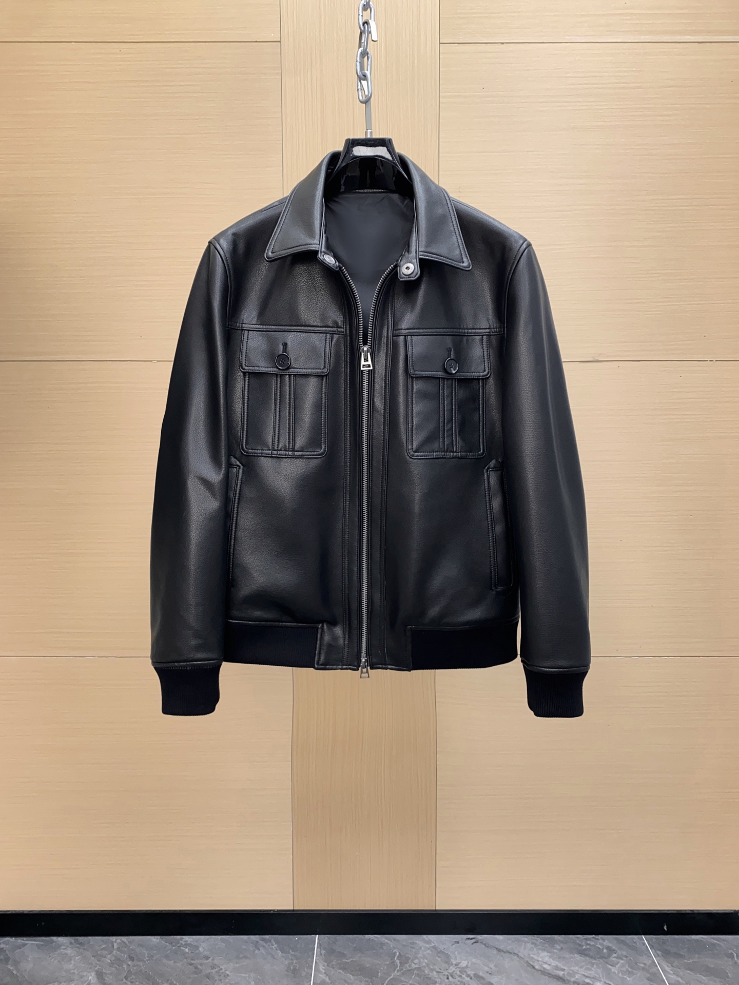 NO:675624,TOMFORD goat deer pattern leather lapel bomber jacket, classic pilot style + metal zipper + snap button details, simple and practical!  The fabric is made of high-count and high-density twill, which is waterproof and durable, comfortable to wear and easy to care for. The cuffs and hem are designed with snap buttons and perfect details. It is very suitable for spring and autumn. It can be easily used for daily outings or light sports. The white color is versatile and can be worn casually with jeans and casual pants. It is very stylish, and you can easily get a simple and high-end feeling!  Size 48-56,,tom ford,jeans,jackets & coats,jackets & coats,Top Customize119860909TOMFORD 山羊鹿纹皮翻领飞行员夹克外套,经典飞行员版型+金属拉链+按扣细节,简约又实用！面料高支高密斜纹,防滴耐穿,穿着舒适易打理.袖口和下摆按扣设计,细节满分,春秋季节超适合,日常出街或轻运动都能轻松驾驭.白色百搭,随手搭牛仔裤、休闲裤都很有型,轻松get简约高级感！尺码48-56,,tom ford,jeans,jackets & coats,jackets & coats,Top Customize1,Men's clothing