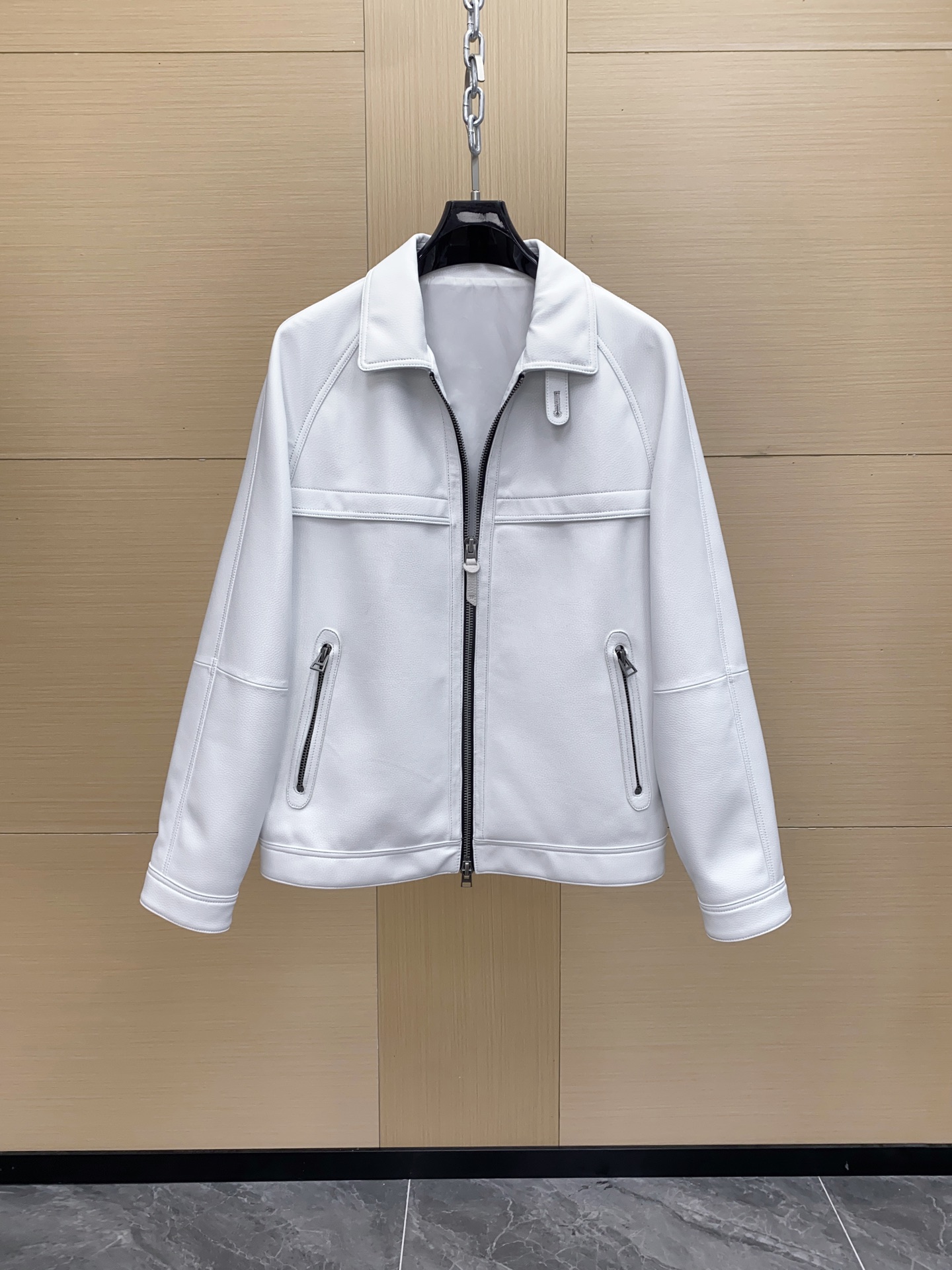NO:701561,TOMFORD white cowhide lapel bomber jacket, classic pilot style + metal zipper + snap button details, simple and practical!  The fabric is made of high-count and high-density twill, which is waterproof and durable, comfortable to wear and easy to care for. The cuffs and hem are designed with snap buttons and perfect details. It is very suitable for spring and autumn. It can be easily used for daily outings or light sports. The white color is versatile and can be worn casually with jeans and casual pants. It is very stylish, and you can easily get a simple and high-end feeling!  Size 48-56,,tom ford,jeans,jackets & coats,jackets & coats,cowhide,Top Customize119860909TOMFORD 白色牛皮翻领飞行员夹克外套,经典飞行员版型+金属拉链+按扣细节,简约又实用！面料高支高密斜纹,防滴耐穿,穿着舒适易打理.袖口和下摆按扣设计,细节满分,春秋季节超适合,日常出街或轻运动都能轻松驾驭.白色百搭,随手搭牛仔裤、休闲裤都很有型,轻松get简约高级感！尺码48-56,,tom ford,jeans,jackets & coats,jackets & coats,cowhide,Top Customize1,Men's clothing