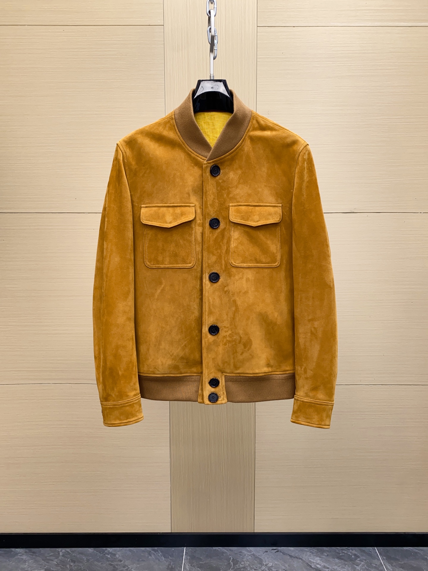 NO:688615,25 years of leather clothing benchmark｜Loro Piana old money style suede leather jacket, customized genuine leather. The most premium version on the Internet. Loro Piana is amazing!!!  The neatly tailored jacket has smooth lines that highlight the elegant style; it is soft and skin-friendly, and every inch is full of sophistication. The classic color matching is intertwined with innovative styles, and the ingenuity in the details shows the quality from buttons to stitching. Whether it is business travel or holiday leisure, this season's new products are easy to handle. Come and join me to start this autumn and winter fashion luxury feast, and embrace elegance in advance!  ,,loro piana,jackets & coats,leather jacket,chamois leather,Top Customize11986090925年的皮衣标杆｜Loro piana 老钱风麂皮绒皮衣外套 真皮定制 . 全网最鼎级版本 . Loro Piana 太绝啦!!! 利落剪裁的外套,流畅线条彰显高雅格调；软糯亲肤,每一寸都写满精致.经典配色与创新款式交织,细节处的匠心独运,从纽扣到缝线皆品质尽显.无论是商务出行还是假日休闲,这季新品都能轻松拿捏.快来和我一起开启这场秋冬时尚奢华盛宴,提前拥抱优雅吧！,,loro piana,jackets & coats,leather jacket,chamois leather,Top Customize1,Men's clothing