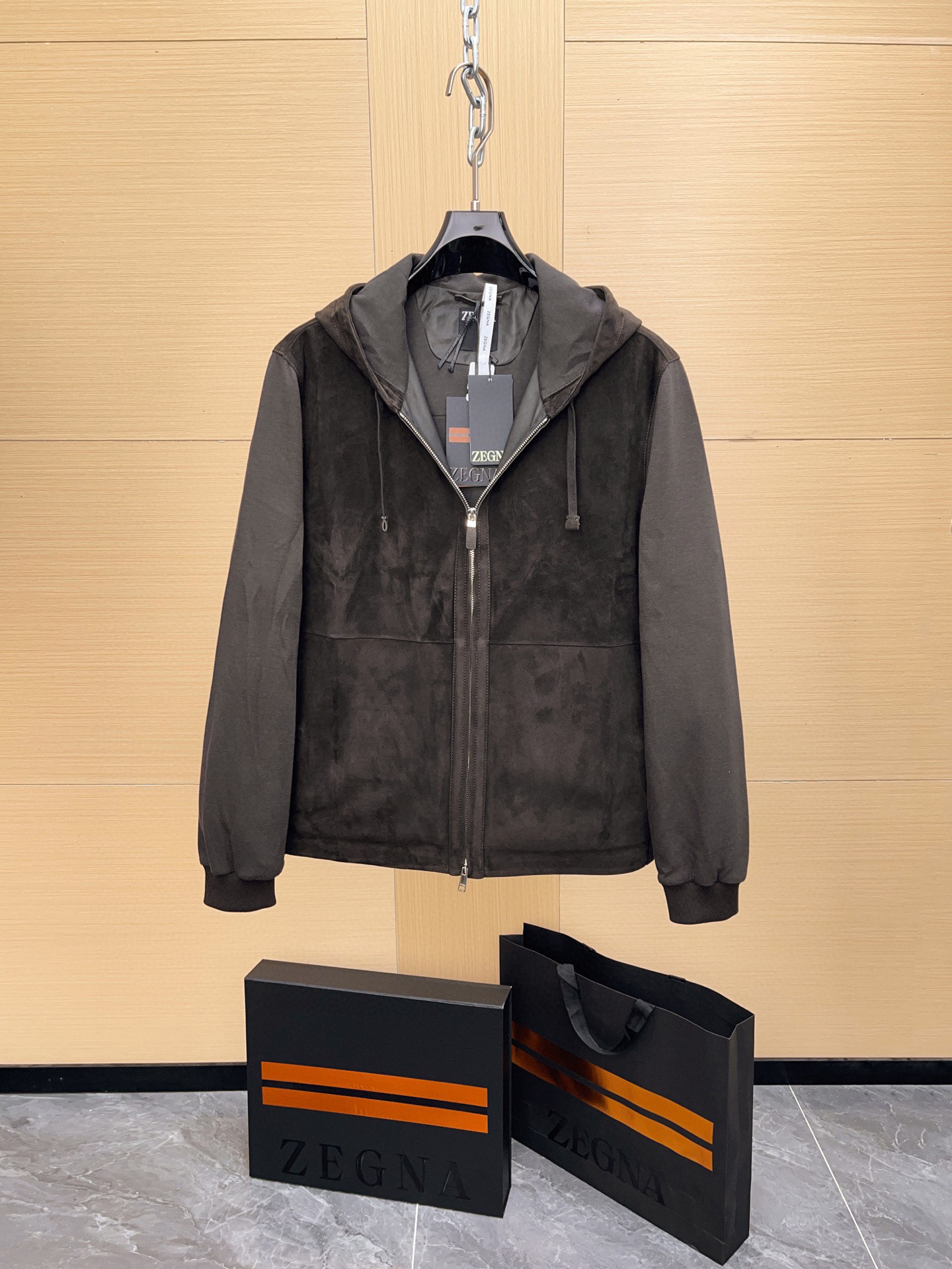 NO:701573,Ready for sale!  Genuine genuine leather series continues to update. ZEGNA 25 spring and summer SECONDSKIN lambskin  Selected imported lamb leather, the leather is fine and smooth, light to the touch, and retains the breathability of natural pores. The SECONDSKIN process gives the leather a flexibility that is almost like a 'second skin', making it feel light and thin while maintaining a stiff structure, unlike ordinary leather jackets on the market that are heavy or stiff.  'The front panel and hood are made of top-grade suede technology. The surface is fine and short velvet. It feels soft and smooth. The light and shadow change with the direction of the hair. The texture is far superior to ordinary suede on the market, showing low-key luxury.' The leather has been finely ground and softened to give the surface a velvety matte luster, which is smooth and non-sticky when applied to the skin. Double-thread topstitching is used in all splicing parts, and the lines are fine and symmetrical to ensure a three-dimensional feel and durability when worn.  The body and sleeves are made of worsted wool knitted fabric, which is soft and skin-friendly, taking into account both breathability and warmth. The knitted yarn is tight and flat to avoid looseness and pilling. The transition to leather splicing is natural, showing the brand's consistent tailoring skills. Detailed auxiliary materials technology. The lining pockets are made of polyester fiber and partial sheepskin splicing, which is both light and wear-resistant; wool threaded hem and cuffs  The closing is strong and not easy to deform, ensuring a straight silhouette; the zipper puller is covered with the same suede patch and embossed with Zegna words, which reveals luxury in a low-key manner.,,zegna,jackets & coats,leather jacket,sheepskin,chamois leather,hats,Top Customize119860909现货发售！正版真皮系列 持续上新 . ZEGNA 25春夏 SECONDSKIN 小羊皮 × 羊毛针织夹克, 真皮原厂. 非市面通货 真皮原厂. 非市面通货 真皮原厂. 非市面通货 专柜级全套包装 前片、后肩及风帽均采用 精选进口小羊皮革,皮质细腻柔滑,手感轻盈,保有天然毛孔的呼吸感.SECONDSKIN 工艺赋予皮革近乎“第二层肌肤”的柔韧度,既有轻薄感,又保持挺括结构,不同于市面上厚重或僵硬的普通皮衣. 「前片与风帽采用顶级麂皮绒工艺,表面细腻短绒,手感柔软顺滑,光影随毛向变化,质感远超市面普通翻毛皮,尽显低调奢华.」 皮革经过精细磨面与柔化工艺,使其表面呈现丝绒般的哑光光泽,贴肤时顺滑不黏腻.所有拼接部位均采用 双线明缝工艺,走线细密且对称,保证穿着时的立体感和耐用度. 衣身与袖部采用 精纺羊毛针织面料,柔软亲肤,兼顾透气与保暖,针织纱线紧密平整,避免松垮与起球.与皮革拼接的过渡自然,展现品牌一贯的裁缝功底. 细节辅料工艺 里料口袋采用 聚酯纤维与局部羊皮拼接,既轻盈又增加耐磨度；羊毛螺纹下摆与袖口 收口有力,不易变形保证廓形挺拔；拉链头,覆以同款麂皮绒饰片,压印 杰尼亚字样,低调中透出奢华.,,zegna,jackets & coats,leather jacket,sheepskin,chamois leather,hats,Top Customize1,Men's clothing