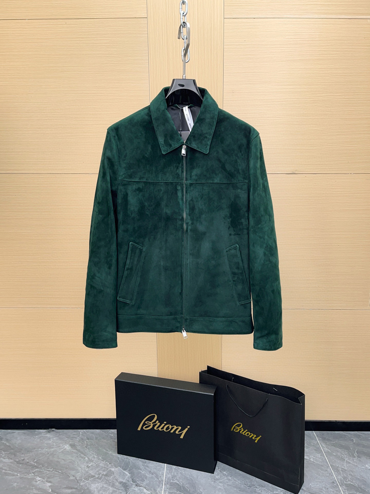 NO:701577,Ready for sale!  Brioni 75th Anniversary Limited Edition Suede Sheepskin Jacket is a typical representative of top leather craftsmanship (original leather factory, not market currency) (original leather factory, non-market currency) (original leather factory, non-market currency) Fabric material Lambskin leather Green suede shirt collar short jacket  This finely crafted leather garment features a shirt collar, a central double-zip placket with metal zip pullers, and two welt pockets. It features two internal vertical pockets and an internal hem pocket, a hidden zipper with a branded suede patch, an embossed brand logo under the collar, and beveled seam detailing. Lined in cupro twill, this jacket is perfect for a glamorous, casual look. Craftsmanship details Shirt collar  Embossed branding under collar with beveled stitching Details Central double zip fly with metal zipper pull Two welt pockets Two concealed vertical internal pockets One internal hem pocket with concealed zipper with branded suede patch Cupro twill lining Source of leather Exclusively made to order!  Imported goatskin from Europe's top tanneries. The goatskin fiber is fine, light and soft, and has a suede effect in line with the brand positioning. We insist on using traceable high-quality leather as raw materials!   Production process: The suede suede process polishes the reverse side of the leather to fine velvet, which feels as soft as velvet. The thickness of the fabric is precisely controlled, which not only retains the softness of sheepskin, but also enhances the stiffness. The sewing process is completed according to the counter craftsmen, the splicing and wiring are neat, and the corners are hemmed to prevent the suede from falling off. The metal hardware is a customized zipper puller, engraved with the brand's exclusive logo, and the surface is matte electroplated, which is wear-resistant and not easy to fade. Dyeing technology  The all-benzene dyeing process allows the color to penetrate into the interior of the leather through dip dyeing instead of covering the surface. Green dyeing uses vegetable tanning agents combined with environmentally friendly synthetic dyes to make the color stable and transparent, and will not fade easily due to friction. The surface is lightly water-repellent to increase daily durability while retaining the natural feel of the suede. Highlights of the finished product: Unique color. The dark green tone changes in layers under light and shadow, presenting a noble and low-key texture. It feels delicate.  The suede layer is short and dense, smooth to the touch, and has a warm 'frosted velvet feel'. The sheepskin is light and fit, combined with the twill cupro fiber lining, which is breathable without losing the drape feeling.,,jackets & coats,jackets & coats,shirts,sheepskin,chamois leather,Top Customize119860909现货发售！Brioni 75 周年限量麂皮绒面羊皮夹克 属于典型的顶级皮革工艺代表（真皮原厂, 非市面通货）（真皮原厂, 非市面通货）（真皮原厂, 非市面通货） 面料材质 小羊皮皮革 绿色麂皮衬衫领短外套 这款做工精良的皮革服饰采用衬衫领设计,搭配带金属拉链头的中央双拉链门襟和两个贴边袋.此单品设有两个竖款内袋和一个下摆内袋,配以带品牌标识麂皮贴饰的隐藏式拉链设计,衣领下饰有品牌压花标识,搭配斜面缝线细节.这款外套采用铜氨纤维斜纹衬里,是打造魅力休闲穿搭的上佳之选. 工艺细节 衬衫领 衣领下饰有品牌压花标识,搭配斜面缝线 细节带金属拉链头的中央双拉链门襟两个贴边袋 两个隐藏式竖款内袋 一个下摆内袋,配有带品牌标识麂皮贴饰的隐藏式拉链 铜氨纤维斜纹衬里 皮料来源 独家定料！ 进口欧洲顶级鞣革厂的小山羊皮,山羊皮纤维细密、质地轻盈柔软,符合品牌定位做麂皮绒面效果.坚持以可追溯的优质皮革为原料!!!! 皮坯经过严格挑选,表面瑕疵极少,保证绒毛层均匀!!!还原专柜体验！  制作工艺 麂皮反绒工艺将皮革反面打磨至细腻绒毛,手感如丝绒般柔和.面料厚度控制精准,既保留了羊皮的柔软,又增强了挺括度. 缝制工序按照专柜工匠完成,拼接走线工整,边角做包边处理,防止绒面掉毛. 金属五金为 定制拉链头,刻有品牌专属标识,表面做雾面电镀处理,耐磨不易褪色. 染色技术 全苯染透工艺,通过浸染让色泽渗透至皮革内部,而非表面覆膜.绿色染色使用 植物鞣剂与环保合成染料结合,颜色沉稳通透,不会因摩擦轻易褪色. 表面进行 轻度防泼水处理,在保留绒面的自然手感下增加日常耐用性. 成品效果亮点 色泽独特 深绿色调在光影下层次变化,呈现高贵而低调的质感.手感细腻 麂皮绒层短而密,触感顺滑,具温润的“磨砂丝绒感”. 羊皮革轻盈贴合,结合斜纹铜氨纤维衬里,透气又不失垂坠感.,,jackets & coats,jackets & coats,shirts,sheepskin,chamois leather,Top Customize1,Men's clothing