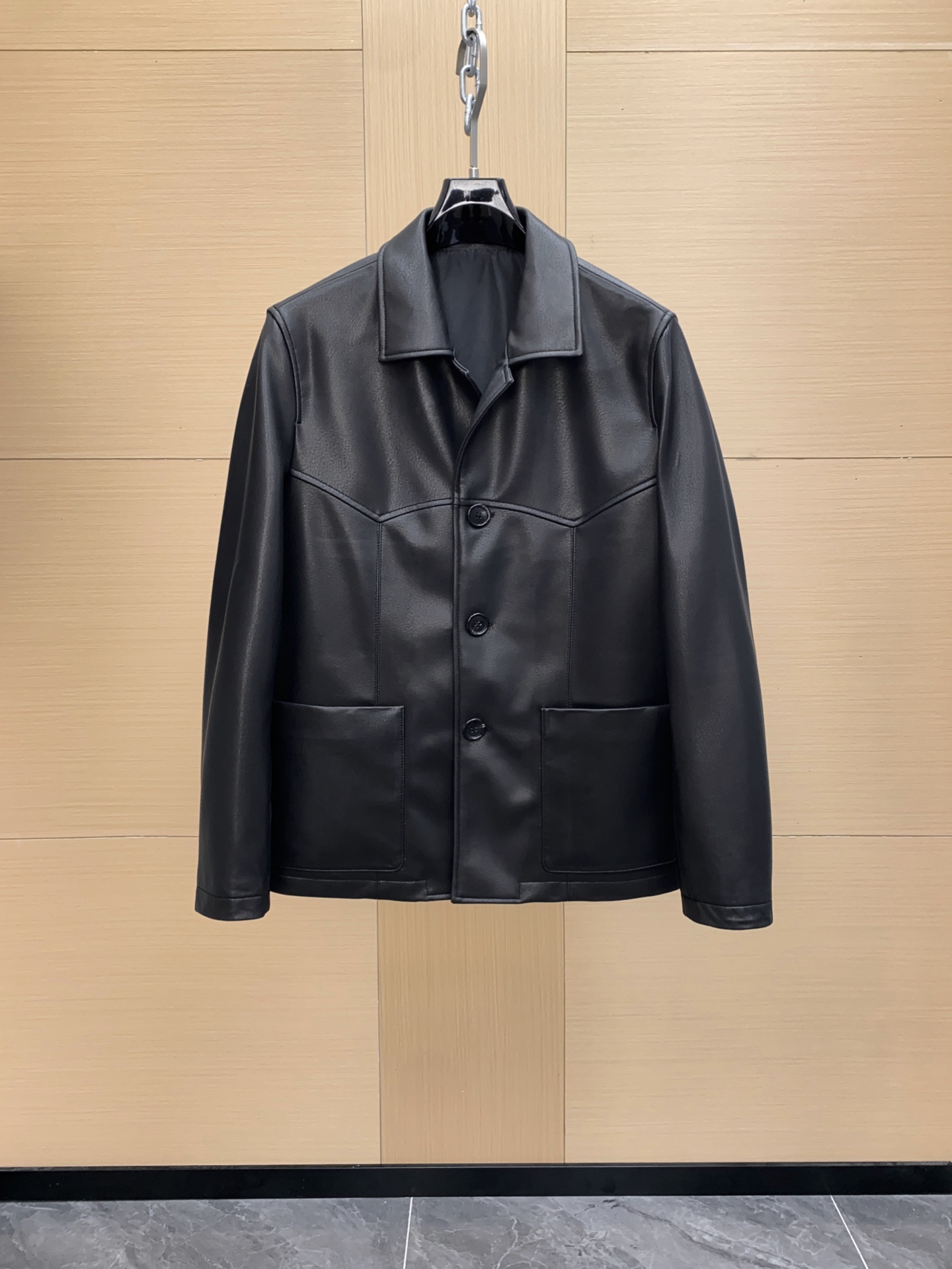 NO:697850,Prada's black sheepskin jacket is made of lambskin imported from New Zealand!  The texture is high-end and low-key, with retro brand lettering horn buttons + topstitch details, full of three-dimensionality. The multi-pocket design is practical and stylish, and the box-shaped silhouette can be easily used for business or leisure. The velvet fabric is stiff and has a great atmosphere in autumn and winter. It goes well with suit pants or jeans!  It can be used for commuting, daily life, and light formal occasions. It is one of the popular items in the spring and summer of 2025 ~ sizes 48-56, prada, jeans, jackets & coats, business suit, sheepskin, Top Customize119860909Prada这款黑色羊皮夹克, 采用新西兰进口小羊皮！质感高级又低调,复古品牌刻字牛角扣+明线细节,立体感满满.多口袋设计,实用又有型,箱型廓形剪裁,商务or休闲都能轻松驾驭.丝绒面料硬挺,秋冬穿超有氛围感,搭配西装裤或牛仔裤都很出彩！通勤、日常、轻正式场合都能hold住,是2025春夏热门单品之一～尺码48-56,,prada,jeans,jackets & coats,business suit,sheepskin,Top Customize1,Men's clothing