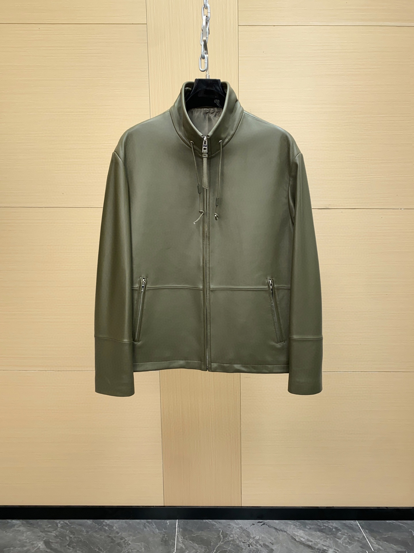 NO:697856,LOEWE's new 2025 autumn and winter men's sheepskin leather jackets make a shocking debut. Brown sheepskin imported from Australia is selected, and every inch of the leather is carefully selected to ensure its excellent quality and delicate touch. The unique old-fashioned rubbing process adds retro charm and artistic flavor to the leather jacket, making it stand out among many clothing. The motorcycle suit design shows the toughness and uninhibitedness of men, and perfectly interprets freedom and passion. LOEWE under the back collar  The brand logo is laminated on leather, highlighting the brand's luxury and sophistication, and is a symbol of identity and taste. The hem is equipped with a belt, which not only modifies the body shape, but also shows unique fashion ingenuity in details. This Loewe men's sheepskin leather jacket combines exquisite craftsmanship and cutting-edge design, making it an indispensable classic choice in your autumn and winter wardrobe. Whether it is on urban streets or important occasions, it can make you exude unparalleled charm and confidence. Size 48-56,,loewe,loewe,leather  jacket,sheepskin,Top Customize119860909罗意威 LOEWE 2025秋冬新款男士羊皮皮衣,震撼登场.  精选澳洲进口棕色绵羊皮,每一寸皮料都历经精心挑选,以确保其卓越品质与细腻触感.独特的做旧擦色工艺,为皮衣增添了复古韵味与艺术气息,使其在众多服饰中脱颖而出.  机车服版型设计,尽显男性的硬朗与不羁,完美诠释自由与激情.后衣领下方的 LOEWE 品牌标识贴皮,彰显品牌的奢华与精致,是身份与品味的象征.  下摆配备腰带,不仅能够修饰身形,更能在细节之处展现独特的时尚巧思.  这款罗意威男士羊皮皮衣,融合了精湛工艺与前沿设计,是您秋冬衣橱中不可或缺的经典之选.无论是在都市街头还是重要场合,它都能让您散发出无与伦比的魅力与自信. 码数48-56,,loewe,loewe,leather jacket,sheepskin,Top Customize1,Men's clothing