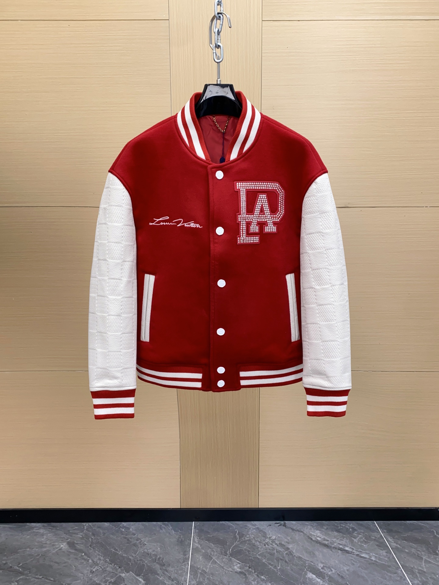 NO:675042,1V exclusively provides new style leather embroidery patchwork woolen baseball jackets, high version and high version (different from ordinary products in the market), custom-woven lining jacquard fabric, original checkerboard embossed cowhide sleeves!  Please be sure of the quality to distinguish it from the ordinary products in the market. Customized original metal buttons. Original hot diamond embroidery. Pearl pattern design on the back. Detailed features of the main catwalk model. Exclusively launched on the entire network. Versatile style with perfect and exquisite details. Original fabric. Same style as Internet celebrity stars. High version. High quality. It feels very comfortable, fashionable and individual. A super versatile and good-looking jacket. Very suitable for men and women. Size 48-56,,jackets & coats,cowhide,Top Customize1198609091V 独家专供新款拼皮刺绣拼接毛呢棒球服外套 高版本高版本(区别市场普通货) 定织里布提花面料 原版棋盘格压纹牛皮袖 ！请认准品质 区别市场普通货 定做金属原版纽扣 原版烫钻刺绣 后背珍珠图案设计 主打走秀款详细特征 全网独家首发 百搭款细节处理完美十分精致 原版面料 网红明星同款  高版本 高品质 手感非常舒服时尚又个性 超级百搭好看的一款外套 男女都非常合适 码数48-56,,jackets & coats,cowhide,Top Customize1,Men's clothing