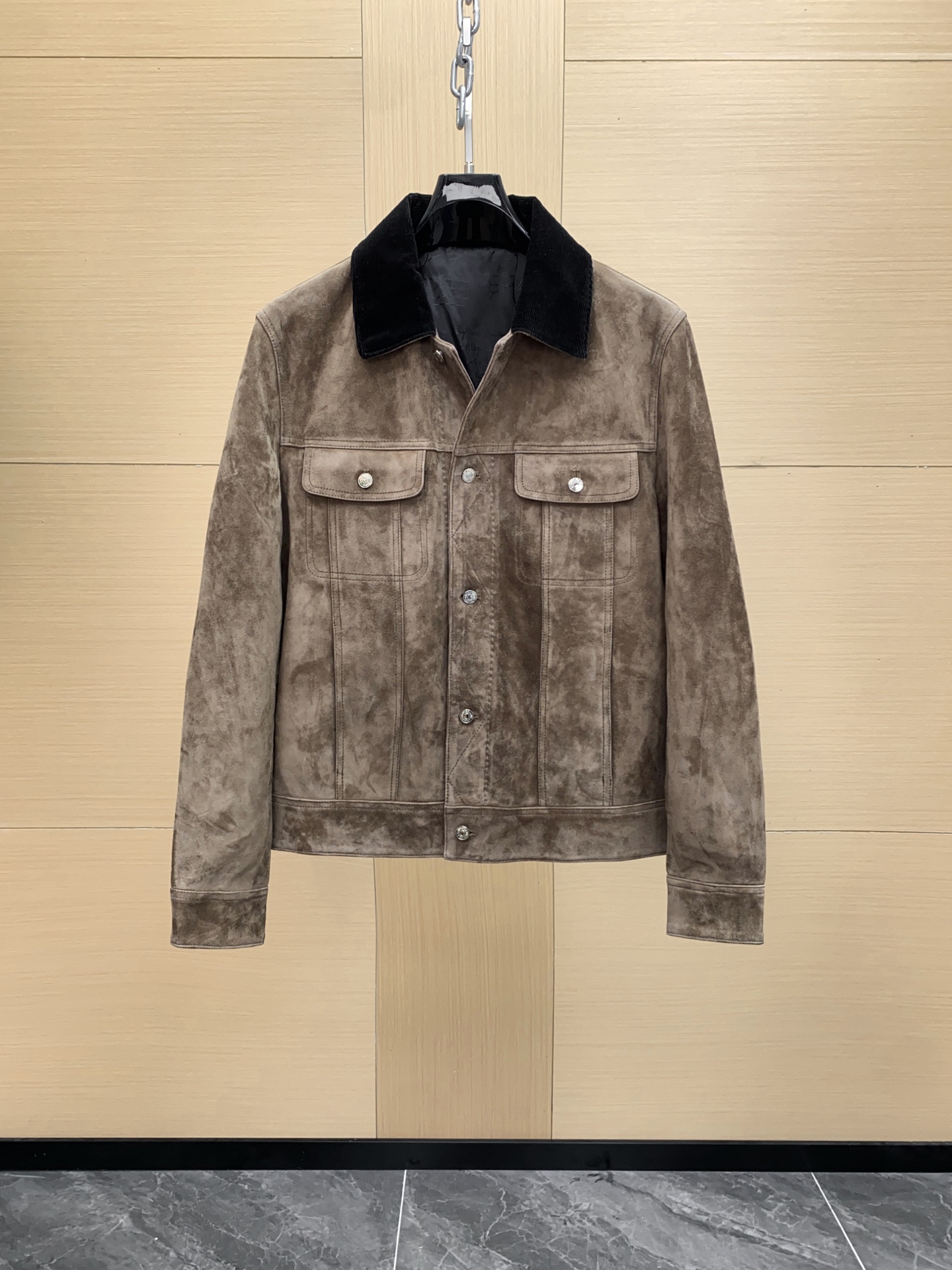 NO:675040,Berluti 1895 top-grade sheepskin suede lapel leather jacket. Heavy-duty cattle product, top-notch rare item from trading company channel. 4W+ king on the counter!  Suede leather utility collar leather jacket with original dust bag!  This jacket has a suit collar design and is lined with custom-woven cupro silk. The lining is P’s iconic signature jacquard, which truly exudes nobility and luxury from the inside out. The outer layer is made of suede, made of first-layer lambskin. The leather texture is warm and wear-resistant. It is medium-thick and suitable for wearing in many seasons. Customized hardware accessories are full of luxury, with sufficient details and exquisite workmanship!  The upper body is very high-end and handsome, and it is a style that every man will look handsome in. It is very simple, neat and straight, with good leather, elegant lines and small lapel design. There is a small shirt inside, a small black pants and a small white shoe underneath, which gives people a clean and neat feeling. Men's style, color Turtle Dove Coffee, size 48-56, jackets & coats, leather jacket, business suit, sheepskin, chamois leather, Top  Customize19860909Berluti 1895顶级羊皮反绒皮翻领皮夹克 重磅牛货,贸易公司渠道顶级稀有单品 柜上4W+王炸！绒面皮工装领皮衣夹克,配原装防尘袋！ 这款夹克属于西装领设计 ,定织铜氨纤维丝质衬里 衬里是品P标识性签名提花,真正从内到外散着贵气高奢 外层是麂皮绒材质,头层小羊皮制作,皮质纹理温暖耐磨 中等厚度,适合多季节穿着,定制五金辅料  奢华感满满,细节做足,做精致！ 上身非常高级帅气,,属于毎个男人穿都帅气的款 很简单很利落很立整,,皮料好,版型线条大气,小翻领的设计 里面随便一个小衫,,下面一个小黑裤,一个小白鞋 给人就是干净利索的感觉. 男款 颜色斑鸠咖 尺码48-56,,jackets & coats,leather jacket,business suit,sheepskin,chamois leather,Top Customize1,Men's clothing