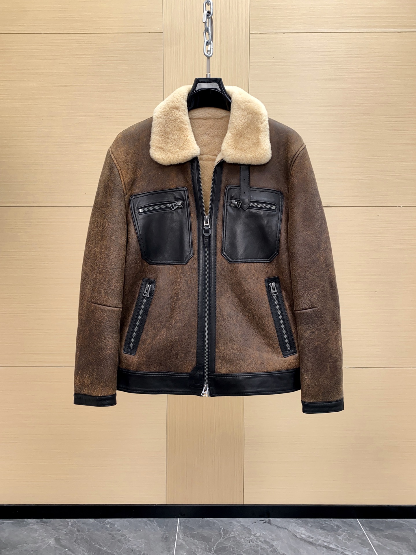 NO:675030,Ready for sale!  TOM FORD official website latest fur one-piece, Turkish imported fur one-piece, not domestically produced, the leather is super thick, soft to the touch, retro distressed green, showing full old money style YB three-standard hardware slider, size 48-56,,tom ford,Top Customize119860909现货发售！TOM FORD 年官网最新皮毛一体 土耳其进口皮毛一体不做国产货 皮料超级厚实 手感柔软 复古做旧绿色 彰显满满的老钱风 YB 五金拉头三标 尺码48-56,,tom ford,Top Customize1,Men's clothing