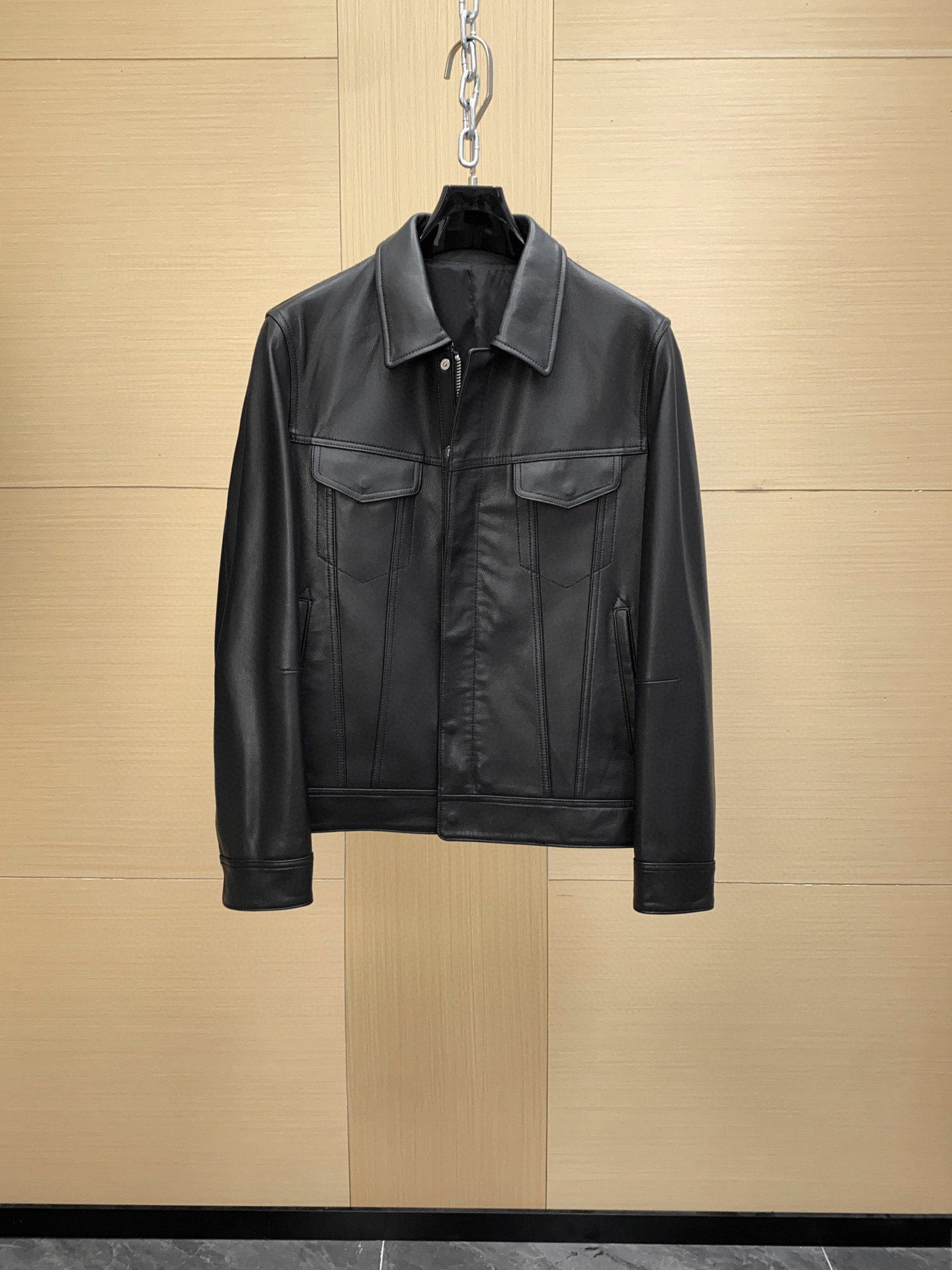 NO:675033,The genuine leather series continues to update. Tom Ford men's Napa leather shirt jacket continues the brand's consistent high luxury standards in terms of leather selection and craftsmanship details. Made of imported lambskin, using  Tanned by the Napa process. This kind of leather is taken from young lambs. The fiber is fine and soft and feels extremely smooth. The Napa process can maintain the natural pores of the leather while making the surface more delicate and shiny. It is both light and flexible and has good wear resistance. It can stick to the body lines when worn, showing a sense of luxury and high comfort. The entire leather jacket is made of whole sheepskin to avoid the uneven feeling caused by redundant splicing; the leather surface is processed  Hand-polished and lightly coated for protection, it maintains the natural texture and has an antioxidant effect. Napa grain treatment The leather surface shows a low-key and delicate natural texture, showing an oily luster under different lights. Precision sewing technology Double-thread seams are used at the edges to strengthen the structure and keep the lines simple and neat. Low-key but highly recognizable. Each process needs to be completed by experienced craftsmen to ensure the crisp silhouette and detail accuracy of the leather jacket.,,tom ford,jackets &  coats,shirts,leather jacket,sheepskin,Top Customize119860909正版真皮系列 持续上新 . Tom Ford 男士纳帕纹皮革衬衫夹克 无论是皮料选择还是工艺细节,都延续了品牌一贯的高奢标准. 进口小羊皮打造,采用 纳帕工艺鞣制.这种皮料取自幼龄羔羊,纤维细密柔软,手感极其顺滑.纳帕工艺能在保持皮质天然毛孔的同时,让表面更细腻光泽,既有轻盈的柔韧性,又兼具良好的耐磨度.穿着时能紧贴身体线条,展现奢华感和极高的舒适度. 整件皮衣采用 整张羊皮拼裁,避免多余拼接带来的不平整感；皮面经过 手工打磨与轻薄涂层保护,保持自然纹理并兼具抗氧化效果. 纳帕纹处理 皮面展现出低调细腻的自然纹路,不同光线下呈现油润光泽. 精密缝制工艺 边缘处采用双线锁边,既加固结构又保持线条简洁利落. 低调却极具辨识度. 每一道工序都需经验丰富的工匠手工完成,保证皮衣挺括廓形和细节精度.,,tom ford,jackets & coats,shirts,leather jacket,sheepskin,Top Customize1,Men's clothing