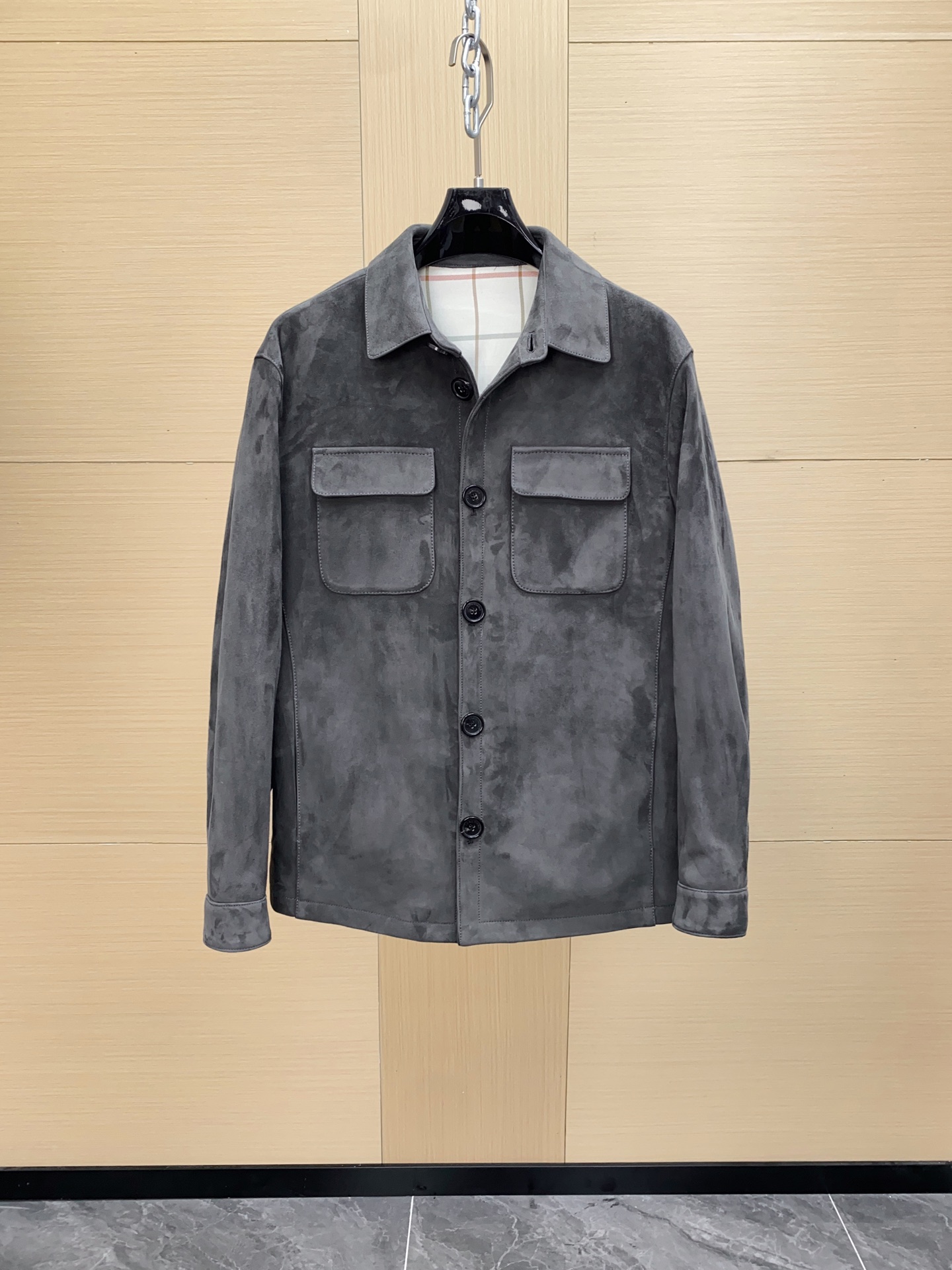 NO:675090,Loro Piana gray suede sheepskin work shirt, made of South African mixed suede sheepskin, is soft and durable. It is very suitable for autumn and winter. Loose cut + double chest pockets, practical and stylish, gray low-key and versatile, full of old money style!  Size 48-56,,loro piana,shirts,sheepskin,chamois leather,Top Customize119860909Loro Piana 灰色麂皮绒羊皮工装衬衫、采用南非混种绒面羊皮,柔软又耐穿.秋冬季节超合适.宽松剪裁+胸前双口袋,实用又有型,灰色低调百搭,老钱风感觉十足！尺码48-56,,loro piana,shirts,sheepskin,chamois leather,Top Customize1,Men's clothing