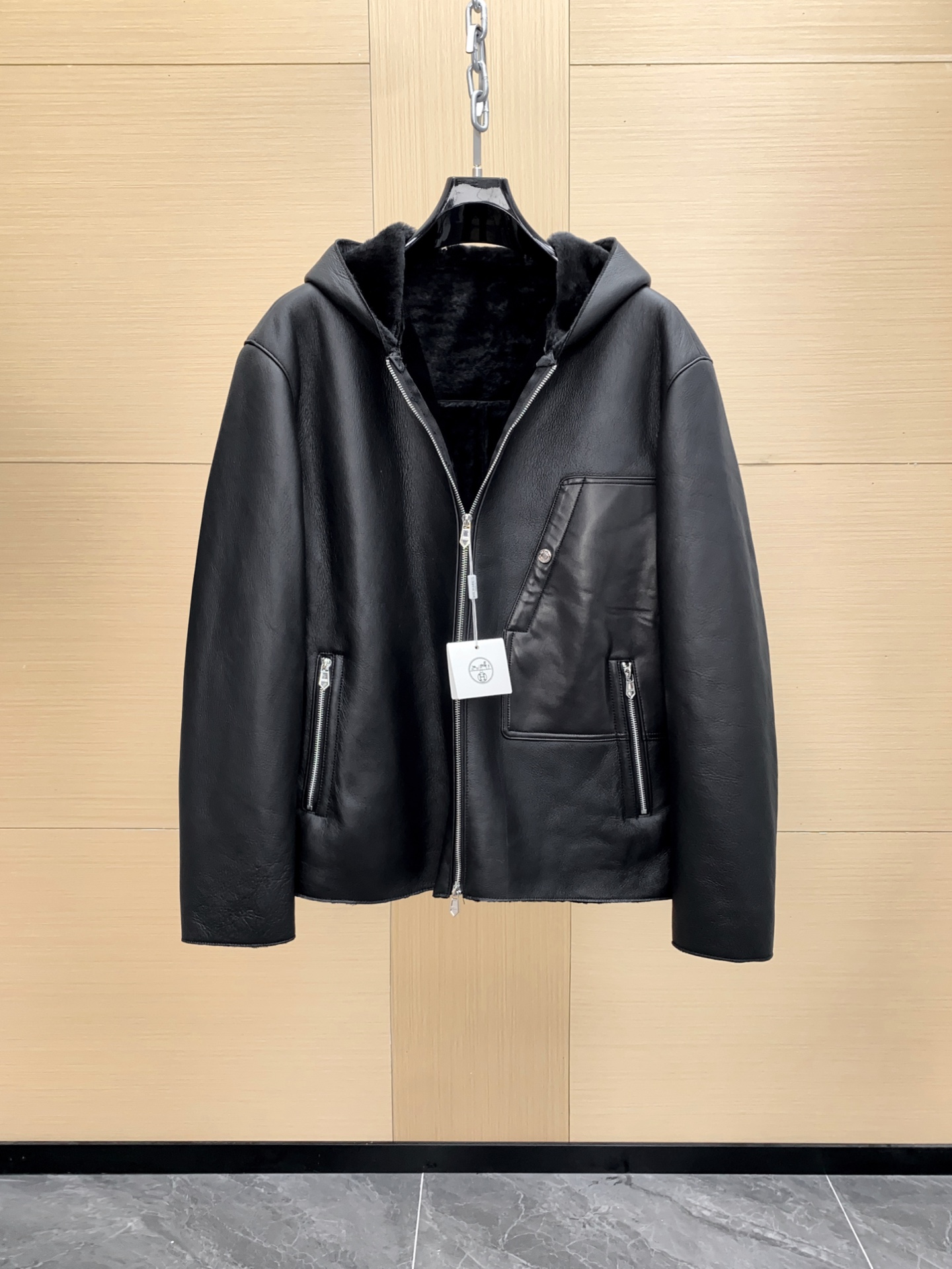 NO:675092,Hermès’ new hooded fur integrated piece; original ecological leather body fabric; imported fur integrated piece!  Made of imported original ecological leather!  The quality of the leather is quite high. You can study it when you receive it. The whole piece is worthy of appreciation in all aspects of fabric, leather, wiring and craftsmanship. It has a low-key and emphasized attitude. This fur exudes the charming charm of retro. The novel and soft subtle color difference pattern presents a unique feature. Hem, imported thread decoration on hood collar, size 48-56, hermes, hats, Top Customize19860909爱马仕 新品连帽皮毛一体；原生态皮面衣身面料；进口皮毛一体！采用进口原生态皮料！皮料品质相当高级 收到货可以研究一下,整件从面料、皮质、走线 工艺方方面面都可以值得品味 低调有强调的态度出来了. 这款皮毛一体流露复古的迷人魅力.新颖而柔和的微妙色差图案呈现别具一格的特色.下摆 帽领进口螺纹装饰 尺码48-56,,hermes,hats,Top Customize1,Men's clothing